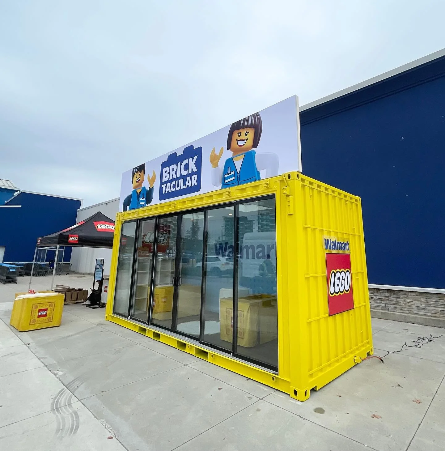 It&rsquo;s LEGO time!

We had fun putting together this @legocanada #popup in  partnership with @walmartcanada . 

Kids were invited to meet Lego experts to build some fun Halloween gifts.

Lego is part of our DNA as we always say that containers are