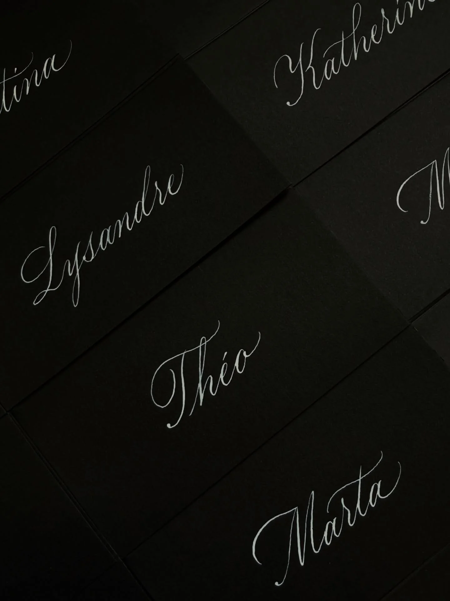 My forever favourite combo: white ink on black paper 🤍🖤

I calligraphed these placecards for @kerastase_official x @sundaecreativeagency.