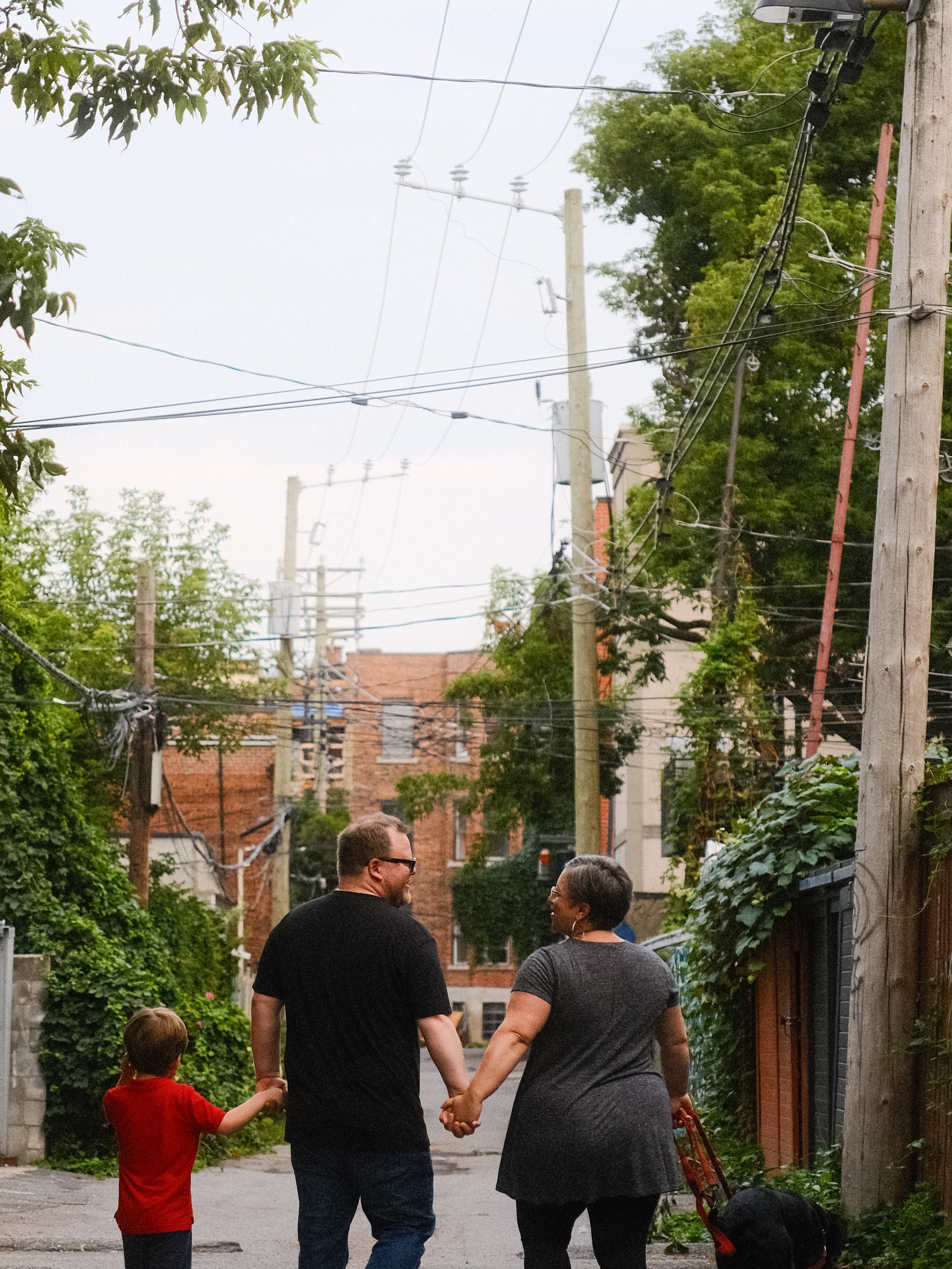 Memories from August 

1) Family photo session with @akim.dinardi 
2) Heat foiling at @obnmontreal for @banquenationale x @sacslambert x @agenceniche 
3) Sunset swimming in Lake Ontario
4) Meeting calligrafriends @_jwlettering @mulberrytreeletters @l