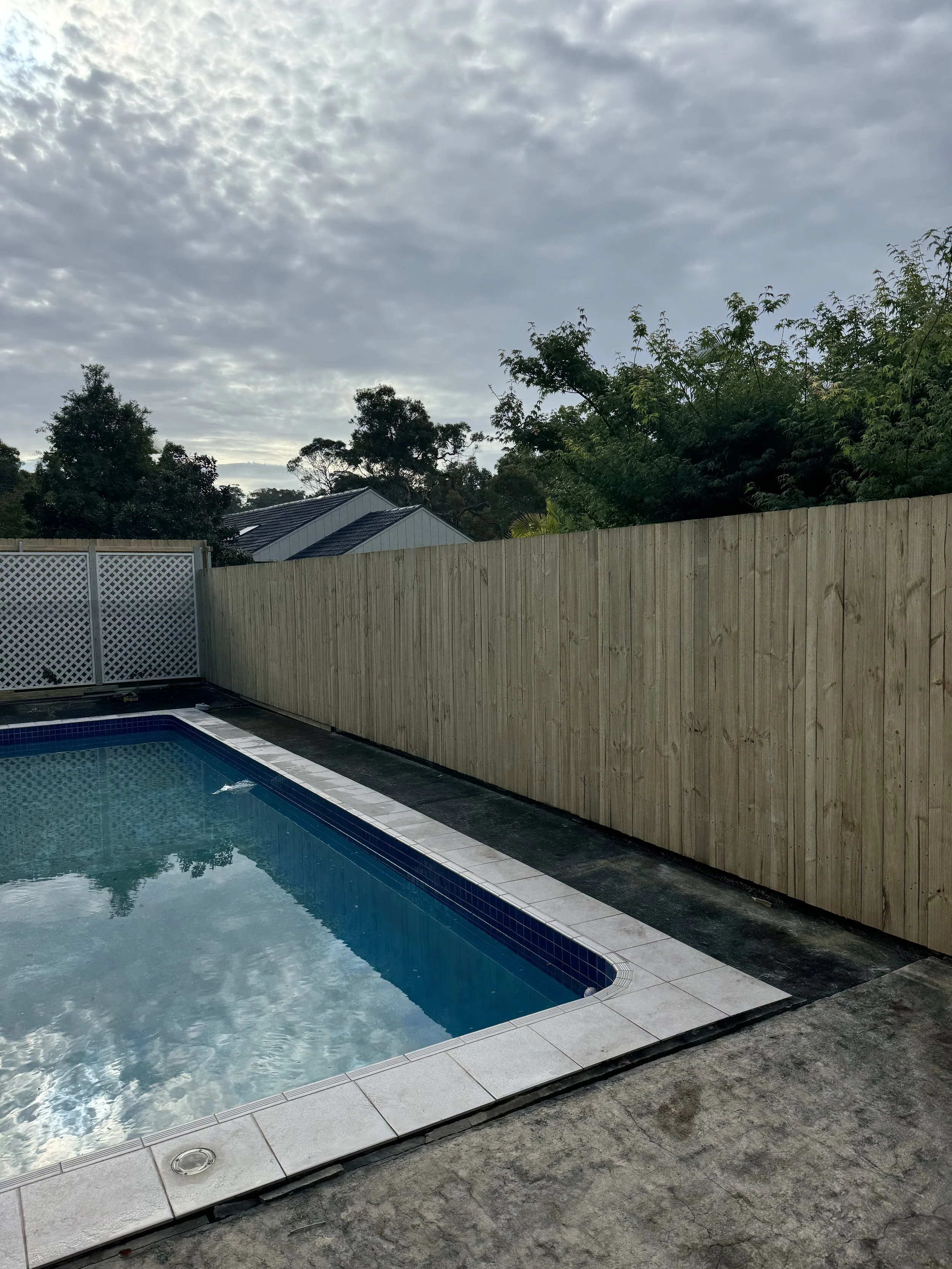Single Paling Fence - Charles.jpeg
