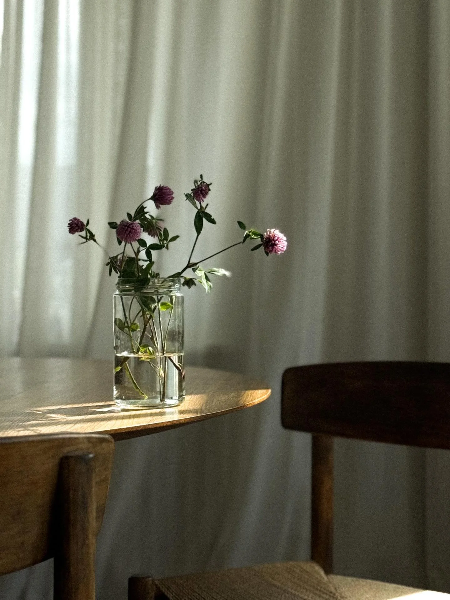 Reflektion f&ouml;r dagen:
I det enkla vilar det vackra&hellip;
Jag p&aring;minner mig sj&auml;lv om hur l&auml;tt det &auml;r att sv&auml;mma &ouml;ver i tron p&aring; att sk&ouml;nhet alltid kr&auml;ver mer, fler saker, nya ting, st&auml;ndig f&oum