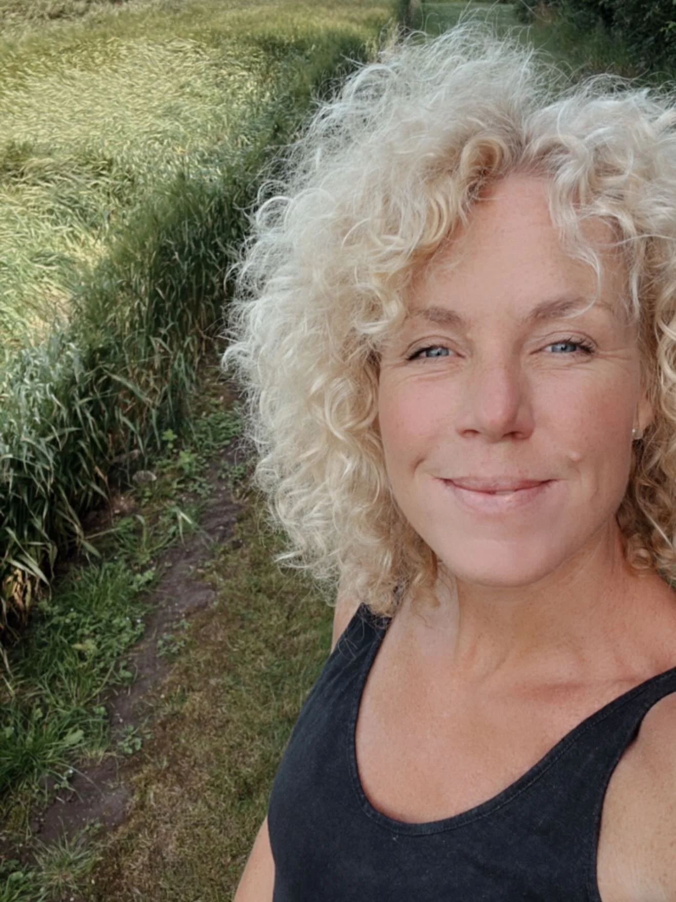 Augusti-reflektion: 
Att  m&ouml;ta det som v&auml;ljer att dyka upp p&aring; v&auml;gen och det vi v&auml;ljer att fokusera p&aring; med icke d&ouml;mande energi&hellip;.. 
Att m&ouml;ta det f&ouml;r vad det &auml;r, och precis d&auml;r det &auml;r,