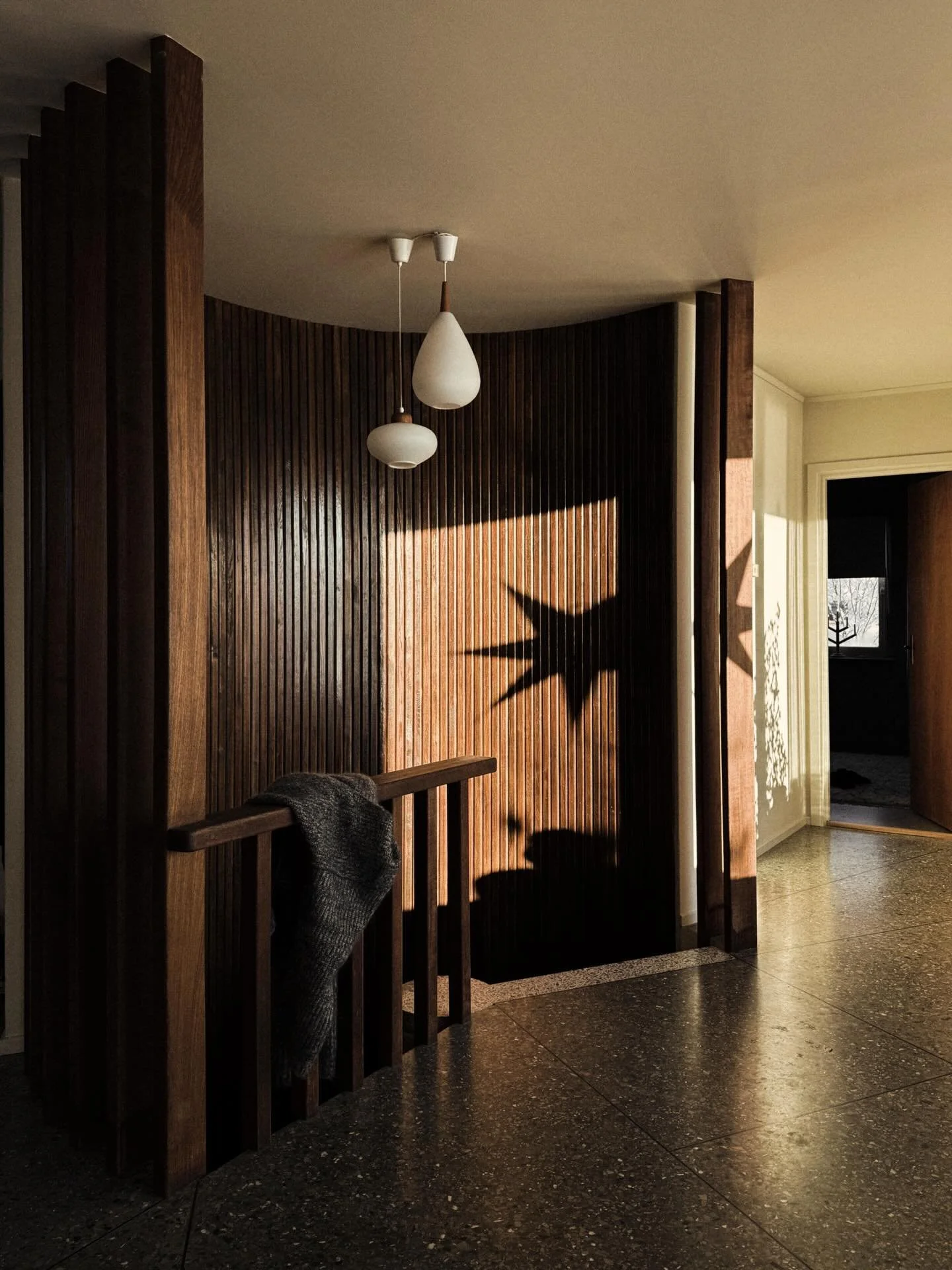 Vinterns bliss ✨
Ja, f&ouml;rra veckan fick vi k&auml;nna vinterns bliss i sin &auml;dlaste form. 
F&ouml;r mig &auml;r det allt det d&auml;r subtila som h&auml;nder mellan ljus och m&ouml;rker.
Fr&aring;n att molnen t&auml;tnar, sn&ouml;n faller f&o