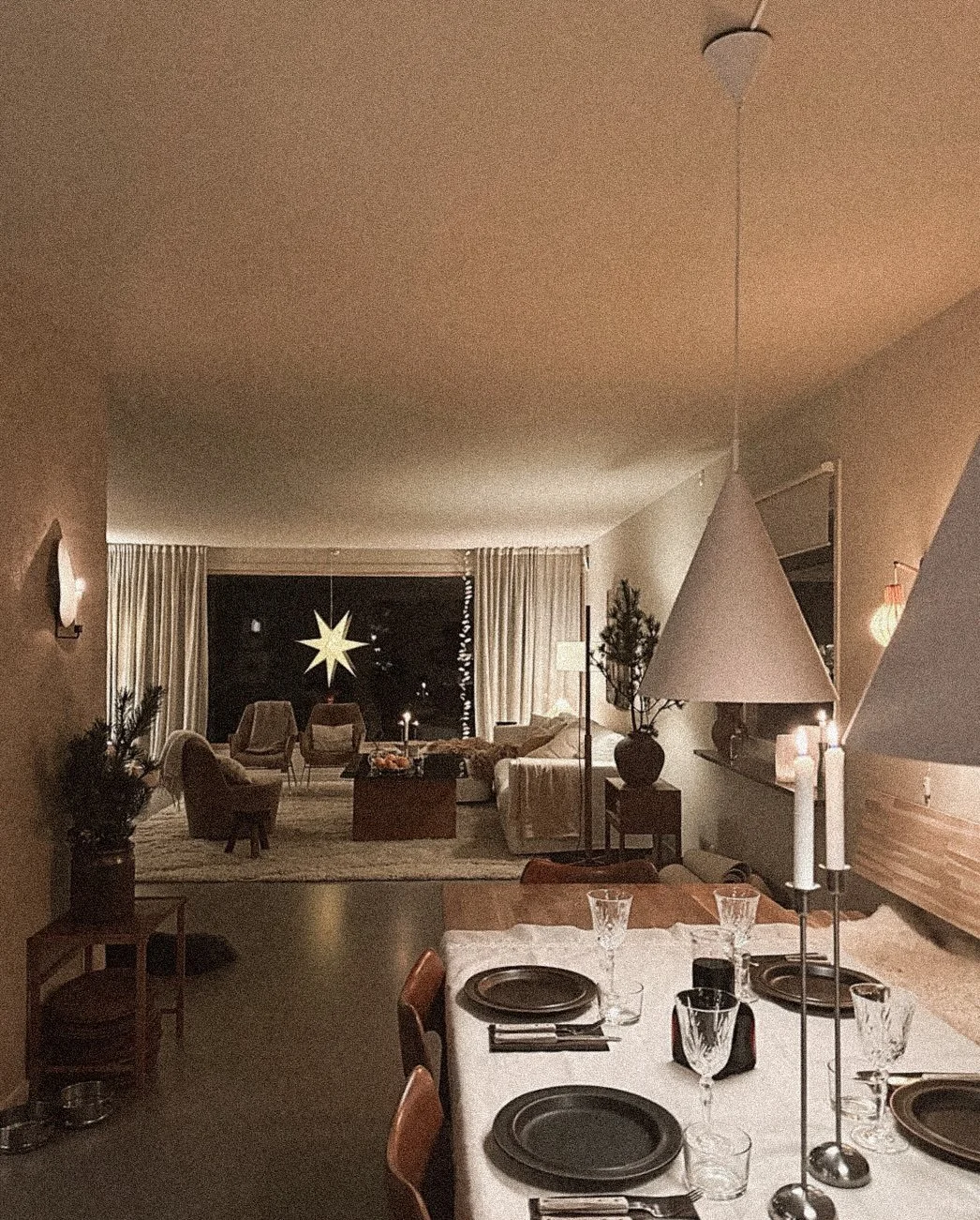 Juletiden f&aring;r mig &auml;ven i &aring;r att reflektera:
Vad av allt vill du ansvarsfullt skala av, 
f&ouml;r att till slut st&aring; i det som p&aring; riktigt 
berikar och betyder n&aring;got p&aring; djupet. 

Till att medvetet och ansvarsfull