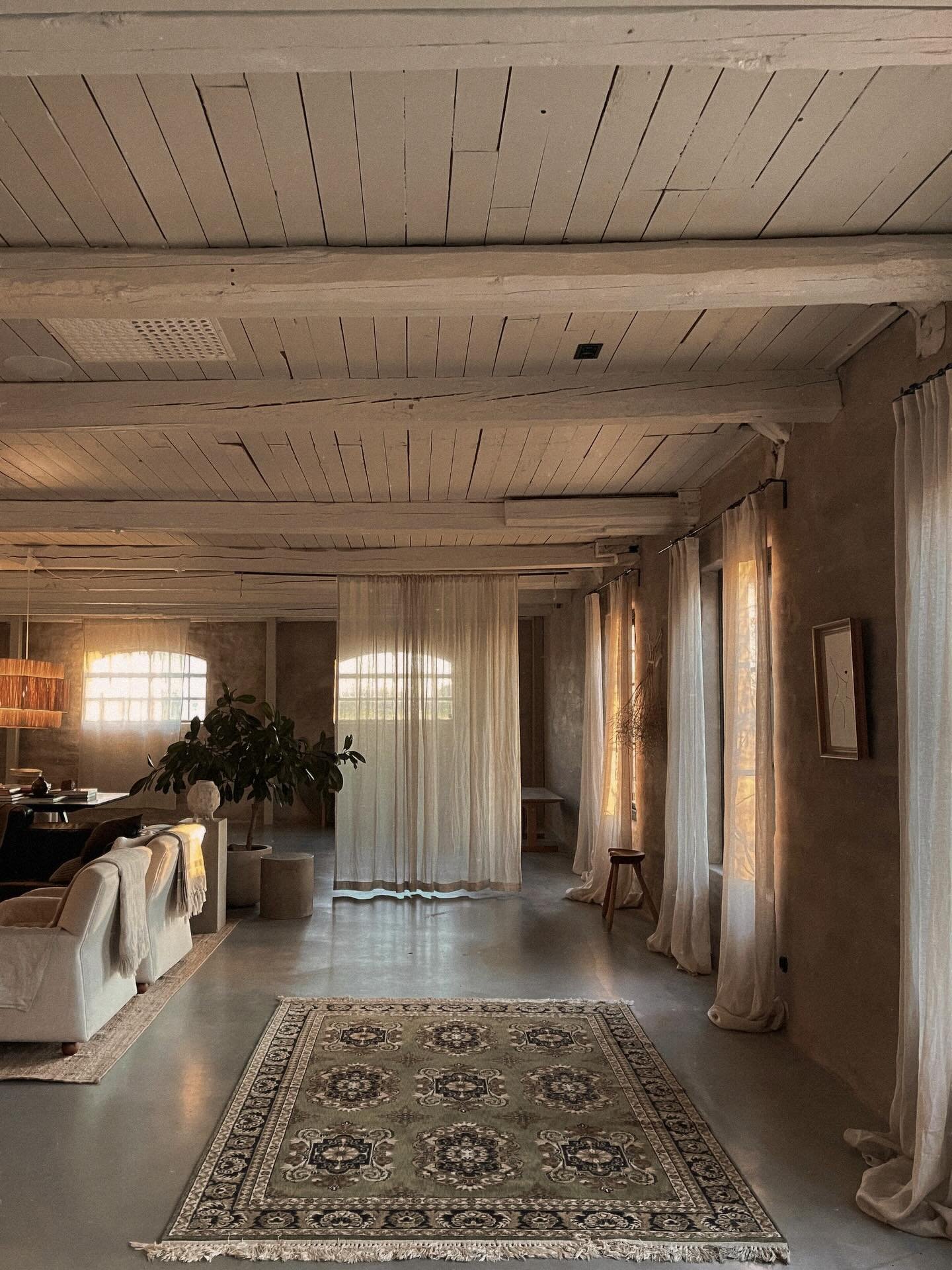 Januari.
En nystart men &auml;nd&aring; inte. Mer en m&aring;nad att komma hem till mig sj&auml;lv. 
Jobbar i det medvetna mellanrummet , mellan andetagen. Medveten andning. I meditation men ocks&aring; i det dagliga fl&ouml;det. 

Morgontimmarna &au