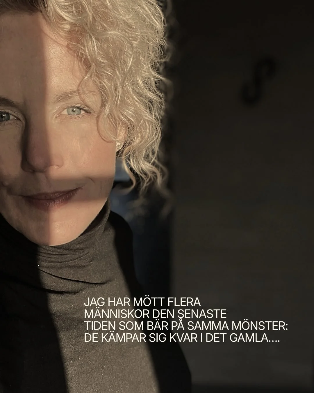 Jag minns ett skifte i mig som blev s&aring; tydligt och som efter h&aring;rd inre kamp, till slut blev tvungen att m&ouml;ta i vit&ouml;gat&hellip;.. en omedveten kamp som handlade om att h&aring;lla mig kvar i det gamla&hellip;

Jag trodde att jag 