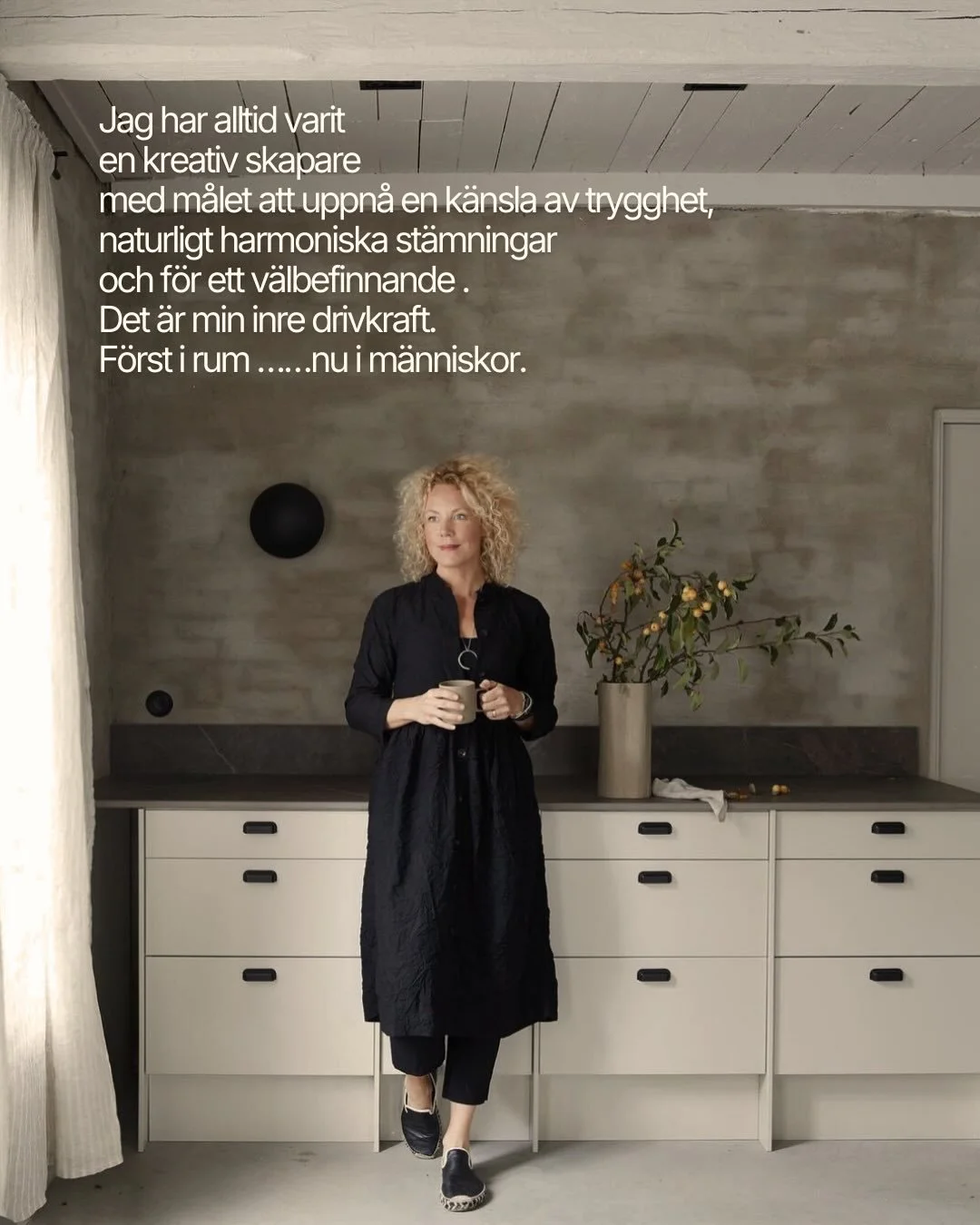 Jag har alltid varit en skapare av st&auml;mningar.
Redan som liten s&aring;g jag hur ett rum kunde f&ouml;r&auml;ndra en m&auml;nniska&hellip;..hur ljus, f&auml;rg och ordning kunde f&aring; kroppen att landa.

S&aring; jag byggde ett liv kring det.