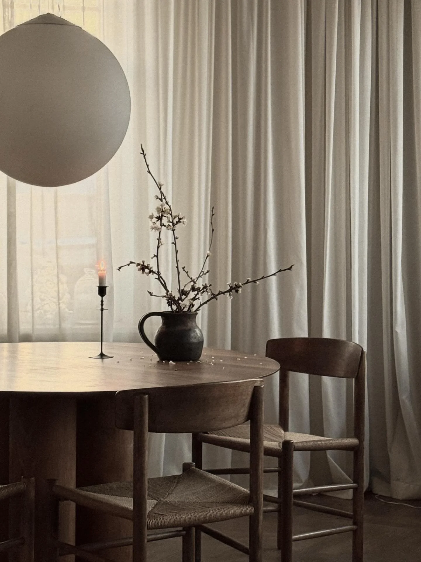 L&ouml;rdag, kanske veckans h&auml;rligaste dag att vakna upp till.
07.00 - H&auml;r t&auml;nds det b&aring;de brasa, och just nu ljus bland h&auml;rliga k&ouml;rsb&auml;rsblom&hellip;
Det ljuder r&ouml;ster och s&aring;ng av &rdquo;ring s&aring; spe