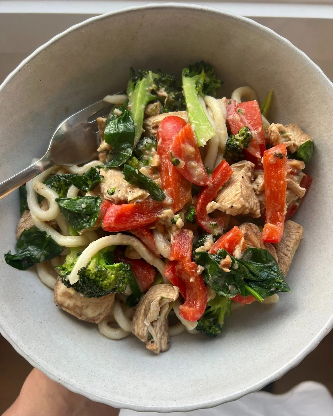 SRIRACHA PEANUT CHICKEN NOODLES 🌶️
A quick weeknight winner! Seriously satisfying, and easy to throw together with whatever veggies need using in the fridge. Great for those nights when you want something tasty but also ready fast.
Full recipe is