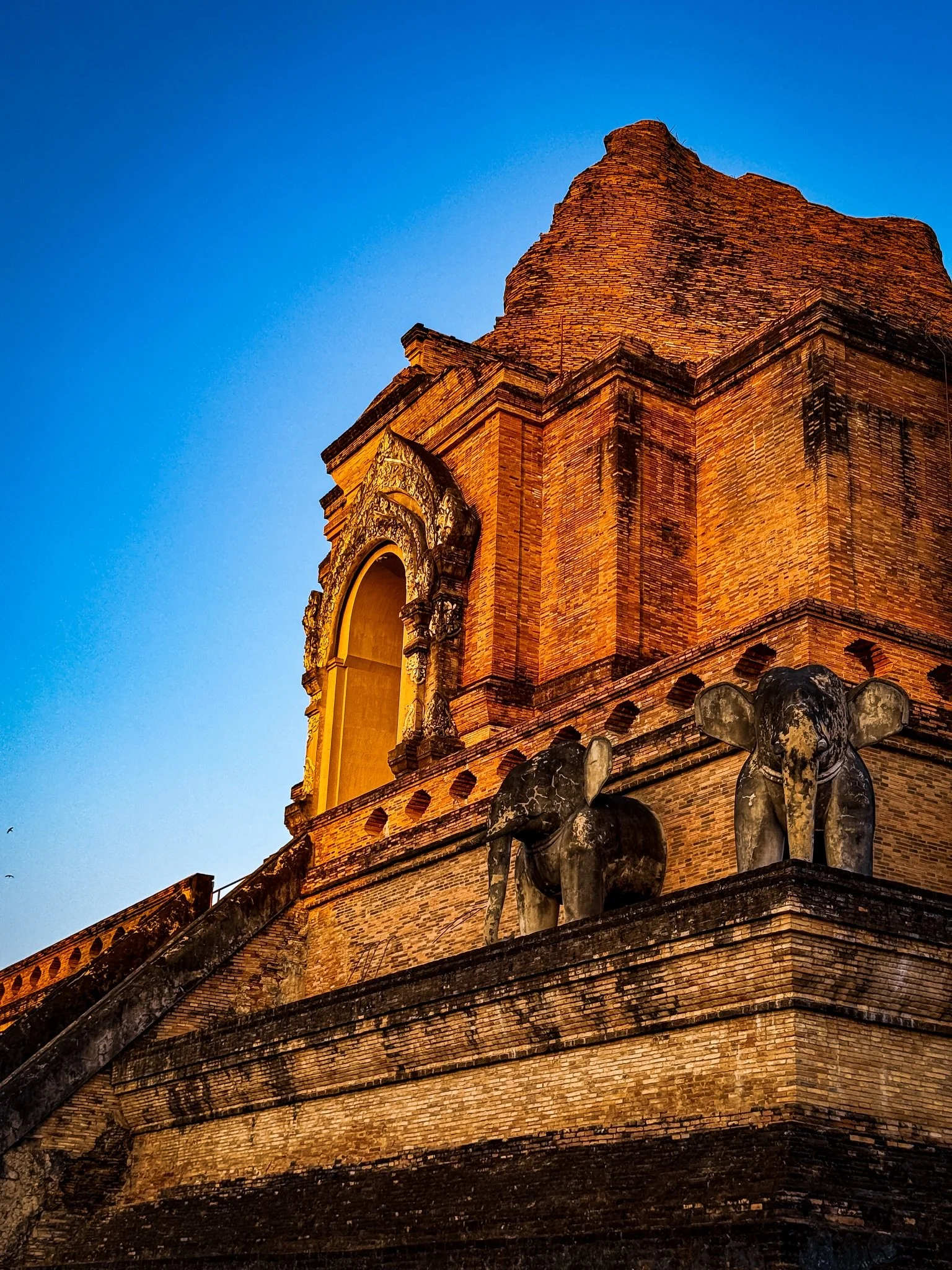 Wat Chedi Luang วัดเจดีย์หลวงวรวิหาร was the last stop of our temple day tour. We walked by it a few times during our month here, but were always underdressed to visit. Today was the day and we made the most of our sunset visit with a substantial pho