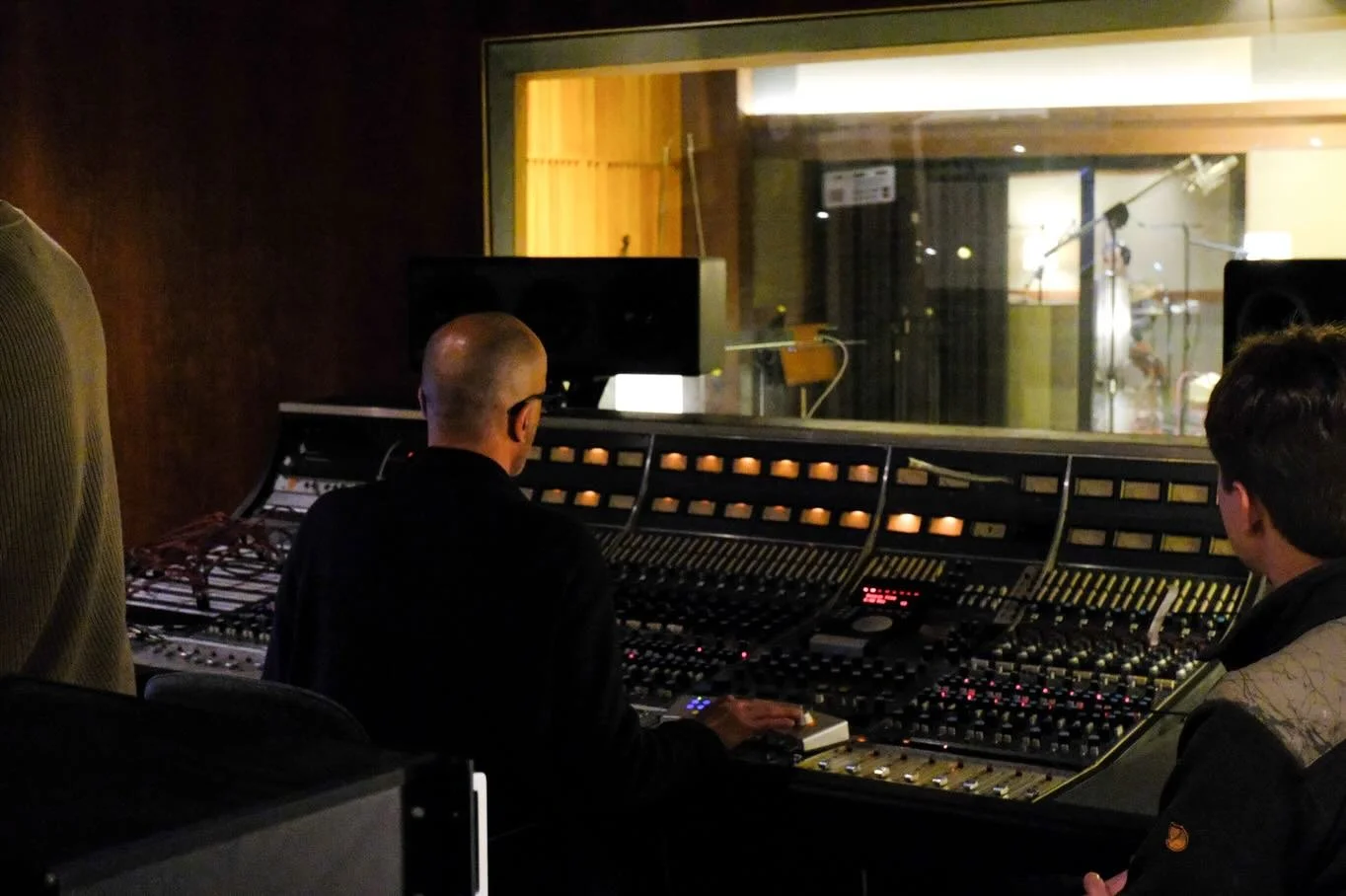 Z&eacute; Nando Pimenta recorded Jo&atilde;o Barreto Trio in Studio A. Jazzy and soothing, enough to put your feet up.