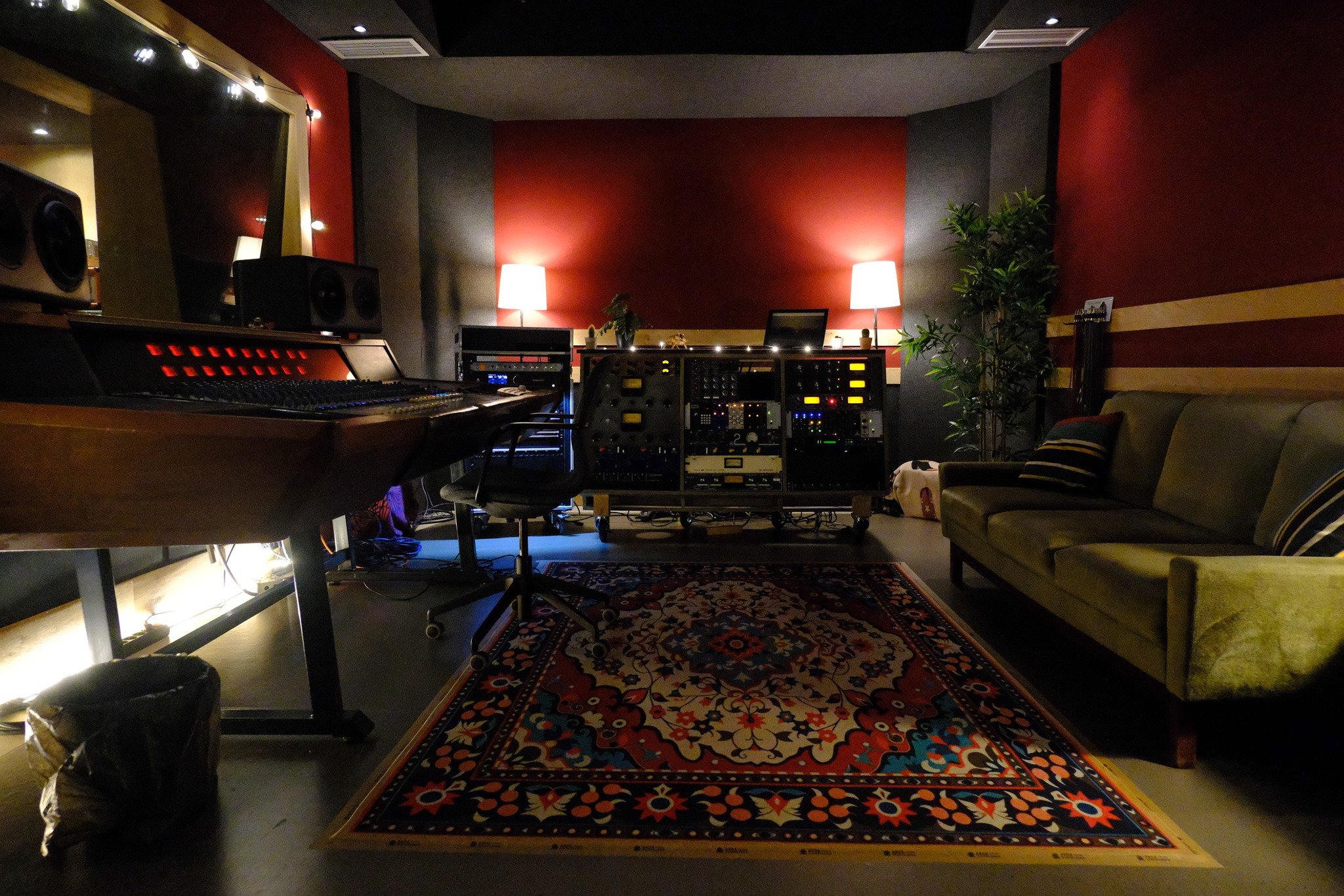 Take a look at our revamped Studio B, set for tracking bands in our small but roomy live room, and with a versatile collection of outboard. Book your sessions now via our (new and improved) website, or send us an email to booking@ardarecorders.com.