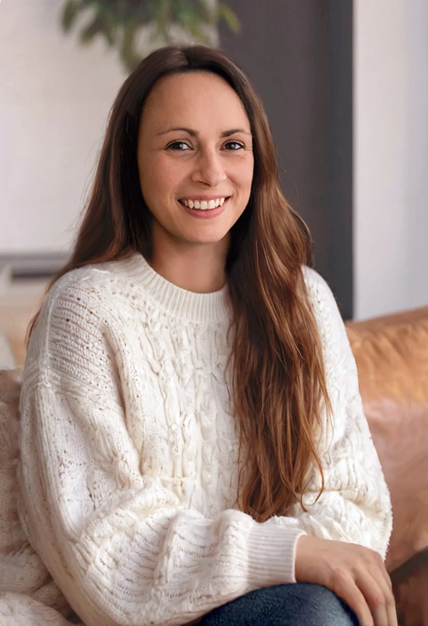 A smiling parenting expert promoting her course on how to handle toddler tantrums in stores and at home.