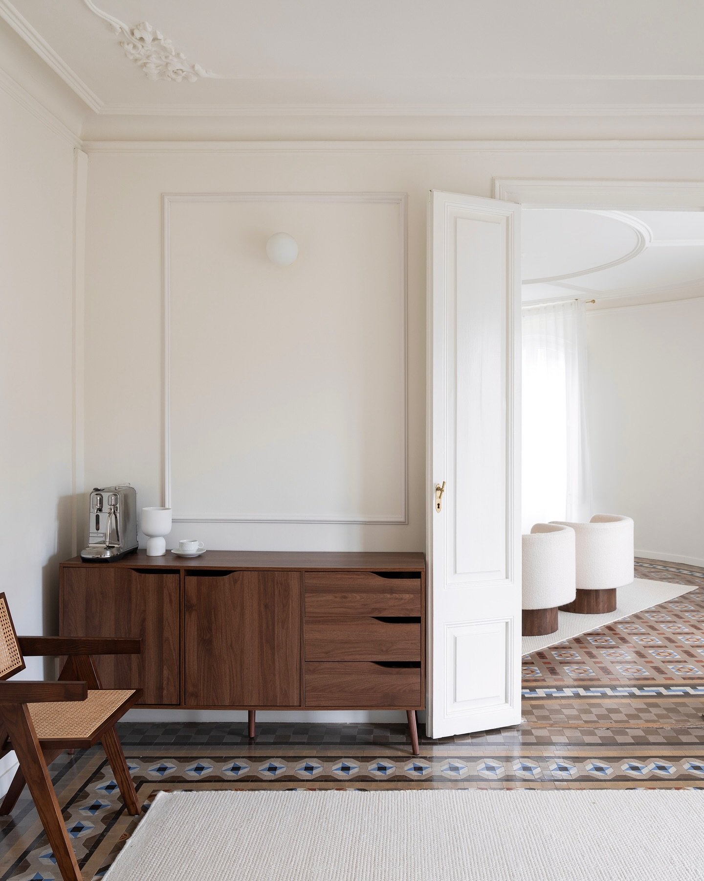Looking for the perfect place to shoot your content in Barcelona? You just found it 🤍

Paoroa Studio is a fully furnished space with a cozy and elegant feel, and we&rsquo;ve just added beautiful Parisian-style wall mouldings to make it even more spe