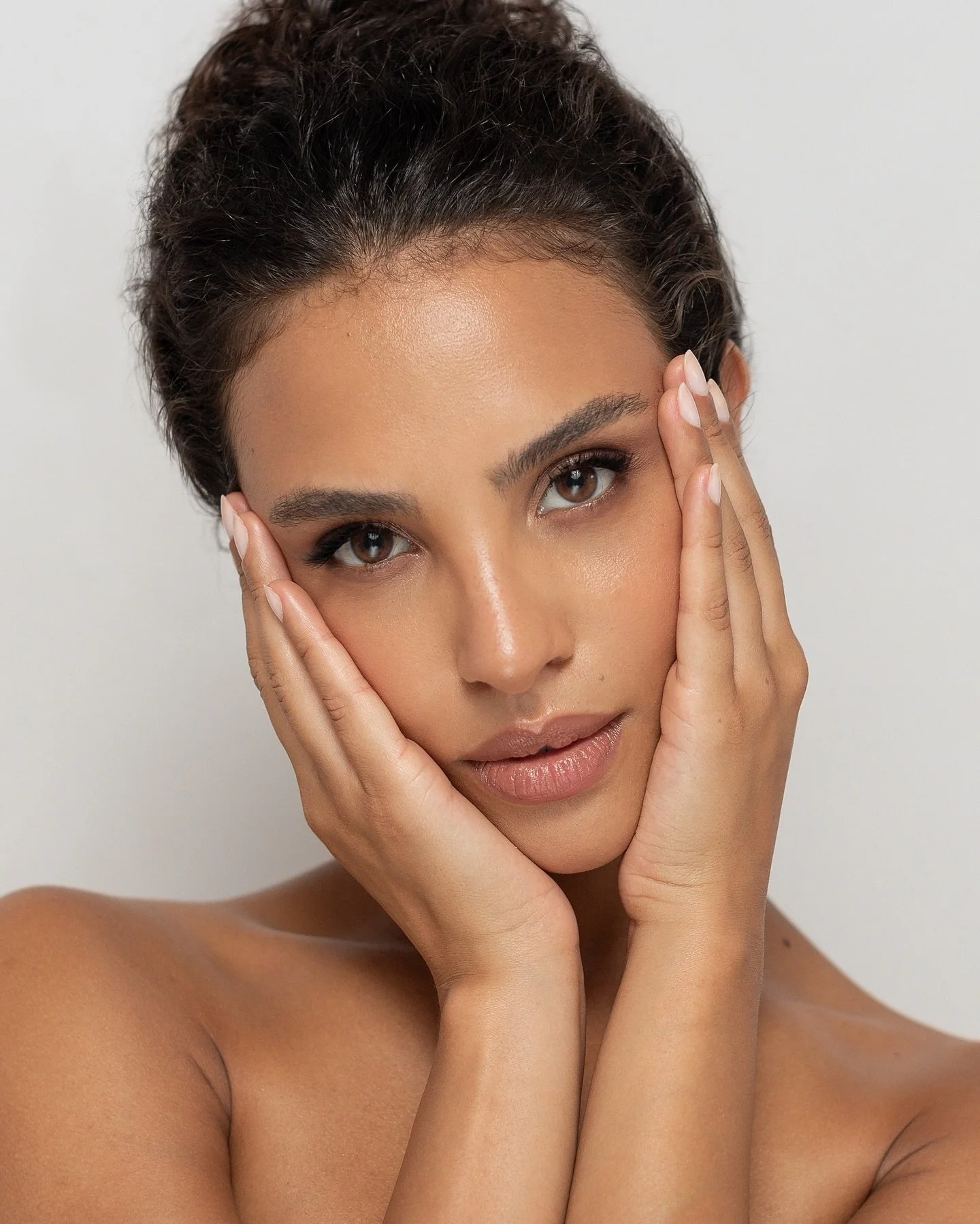 Beauty, through light and detail.
Produced with care, from concept to final image.