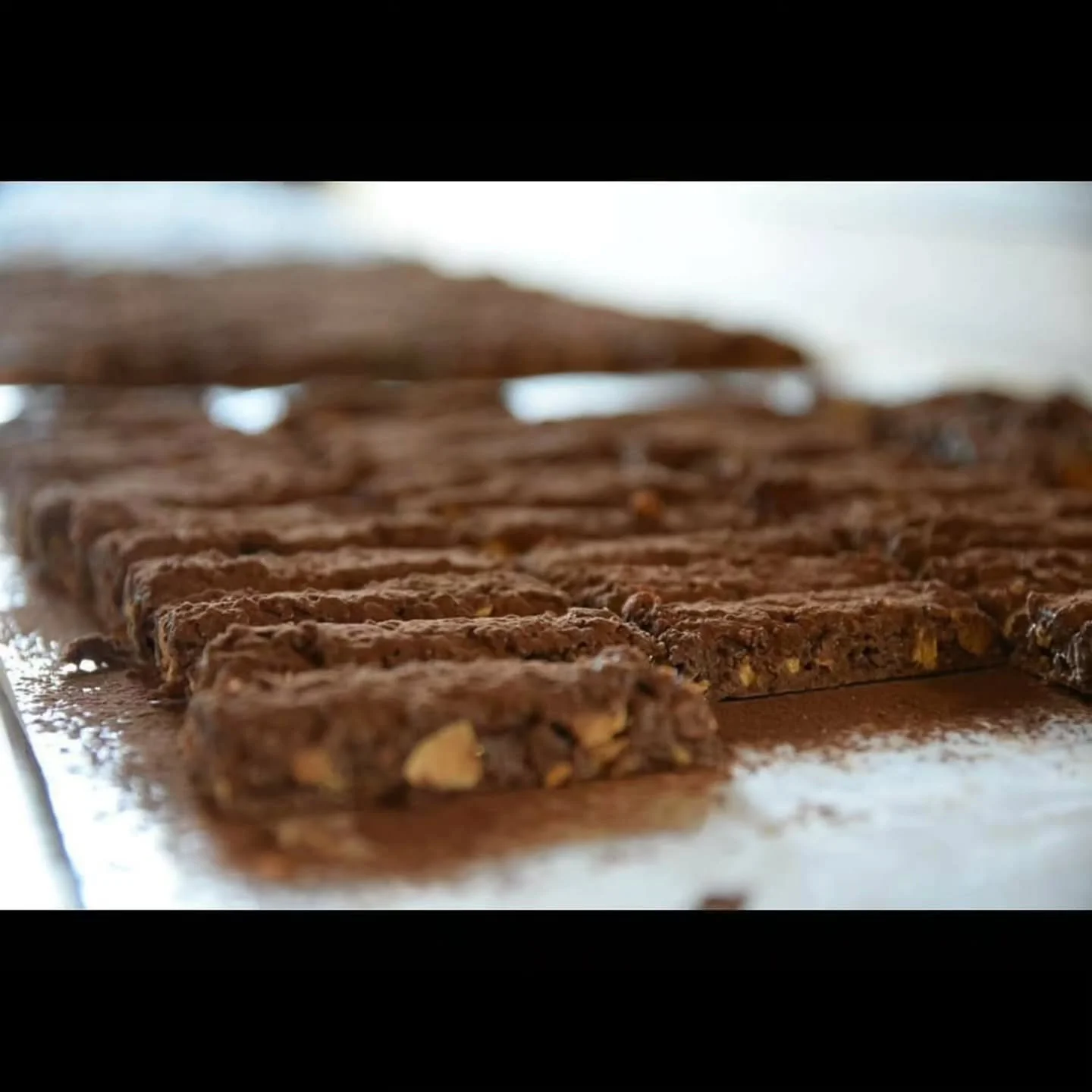 .
本日も沢山のご来店誠にありがとうございました
.
.
冬季限定チョコレート商品のご案内です
.
.
(写真1枚目)
『バトンショコラ』
2本入　￥390
.
キャラメリゼした
アーモンドがたっぷり入っているので、
ザクザクとした食感が楽しめます。
.
『ミルクチョコ&amp;オレンジ』
『チョコレート&amp;アーモンド』
2種類をご用意しております

.
.
(写真2枚目)
『チョコレートのパウンドケーキ』
1カット￥290
.
ガトーショコラのような濃厚で
しっとりとしたケーキです
.
