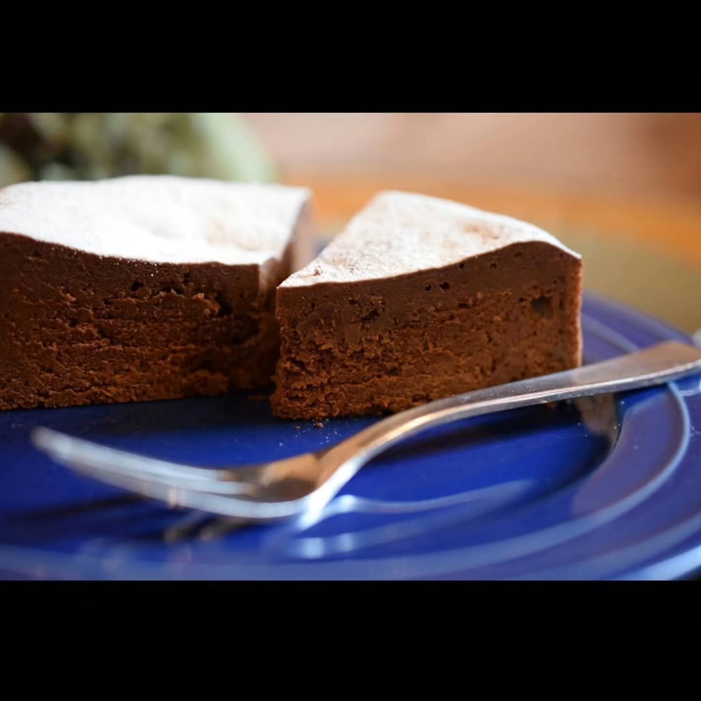 .
.
New 季節限定ケーキのお知らせ
.
『ガトーショコラ』
しっとりとした濃厚な口どけの
生チョコのようなチョコレートケーキです。
.
.
.
●ホール販売　12cm　約3～4人分

●価格1980円(ギフトボックス入り)

●要冷蔵商品

●お日持ち１日
.
前日までのご予約をお願いいたします
(営業時間内のお電話でのご予約のみとなります)
.
バレンタインデーのプレゼントなどで
ご検討いただければと思います
.
近日バレンタインブレンド☕も販売予定です!

明日もご来店お待ちしておりま