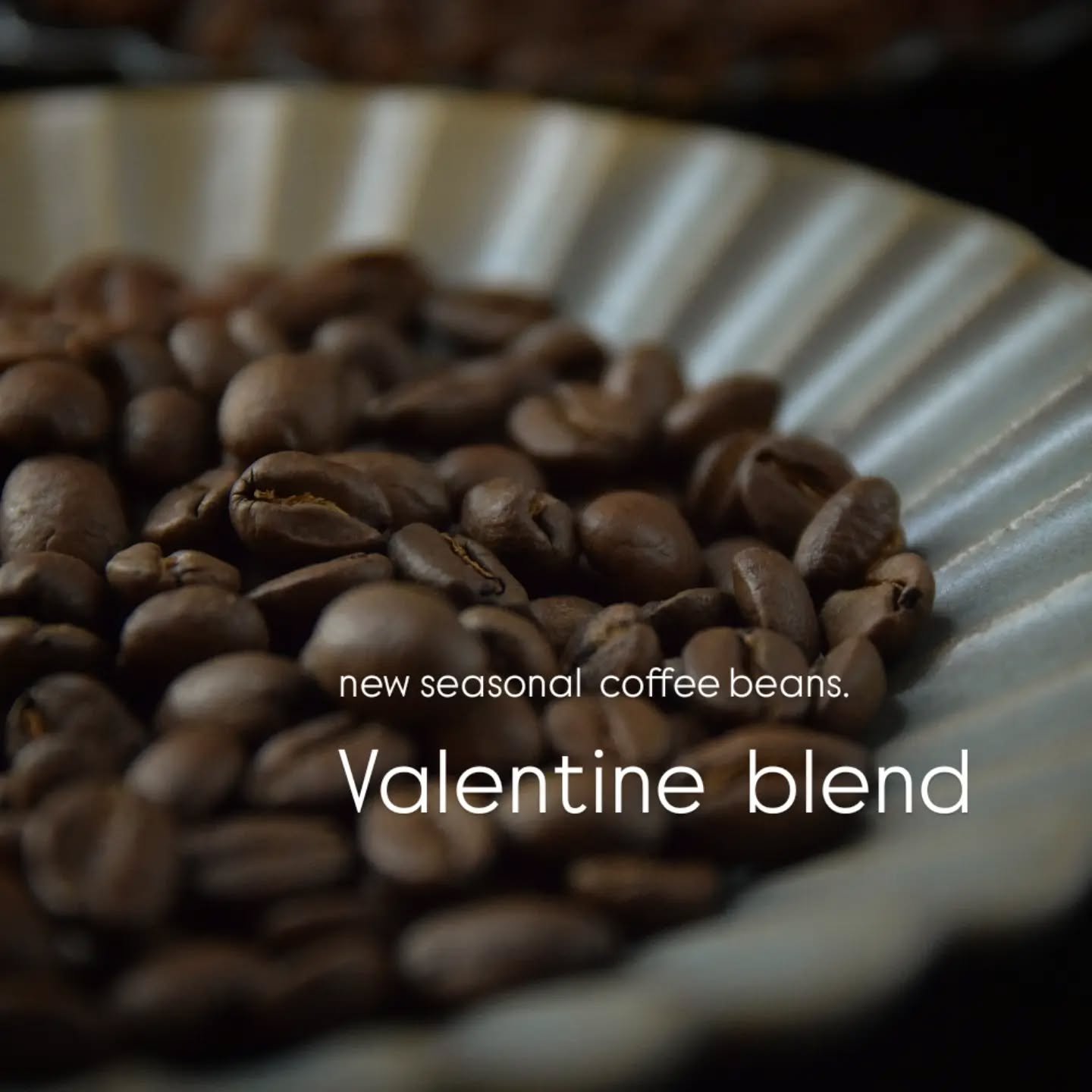 .
いつもありがとうございます(^^)
.
毎年ご好評いただいております
『バレンタインブレンド』
昨日から販売開始しております。
#valentineblend
.
チョコレートやスイーツと
一緒に楽しんでいただきたいコーヒーです。
.
口の中でチョコレートと溶け合ったときに
両者を引き立て合うような味わい。
.
焙煎度合いは、ハイロースト。
酸味はなく、ほんのりと柔らかい苦味を感じるビターテイストに仕上げました。
.
毎年人気の期間限定ブレンド(2月14日まで)
是非お試しください(^^)
