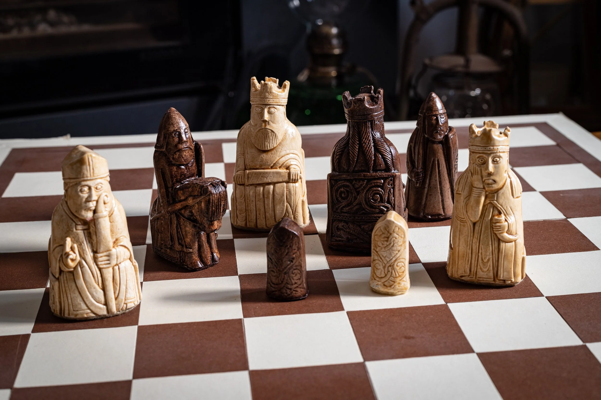 item150_LewisNo1ChessSet_CreamWalnut-4.jpg