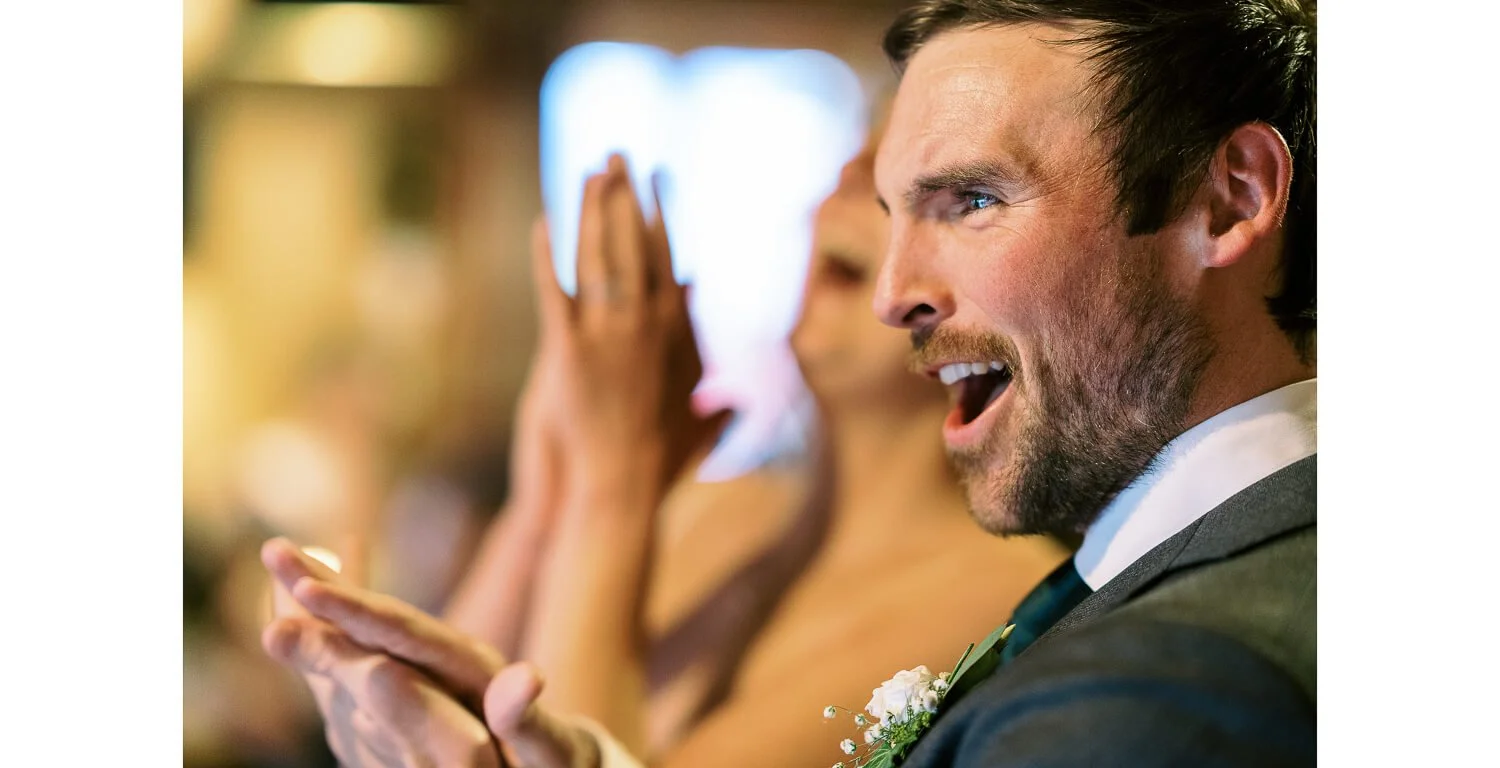 Bräutigam bei der Hochzeitsfeier auf der Gamsalm in Ehrwald.