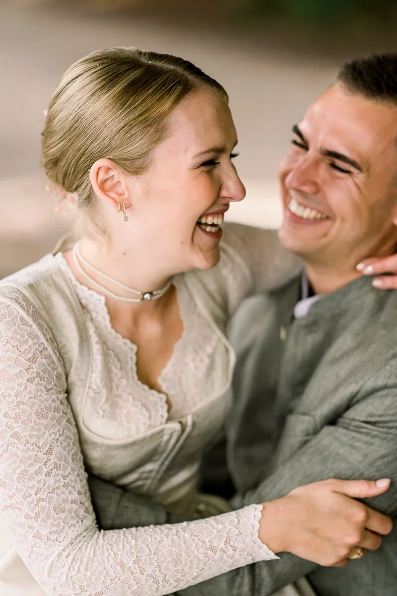 Hochzeitsfotograf Wedding Photographer Kaufbeuren Allgaeu Bayern Forggensee Brautpaar Fotoshooting Lachen Natürliche Fotografie Neuschwanstein Ameron Hotel