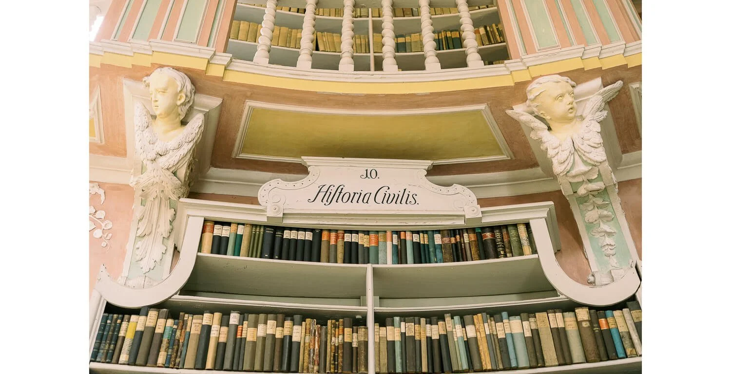 Bibliothek des Klosters St. Mang in Füssen mit historischen Bücherregalen und Stuckdetails