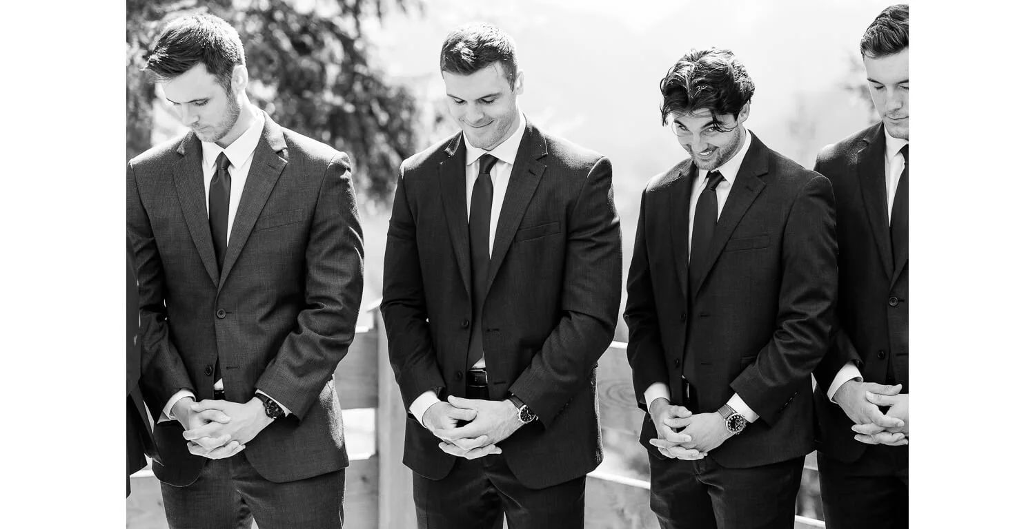 Trauzeugen während der freien Trauung auf der Terrasse der Gamsalm in Ehrwald, schwarz-weiße Hochzeitsreportage in Tirol.