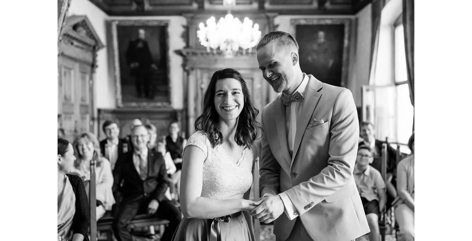 Ringtausch bei der standesamtlichen Trauung im Rathaus Kaufbeuren, schwarz-weiß fotografiert.