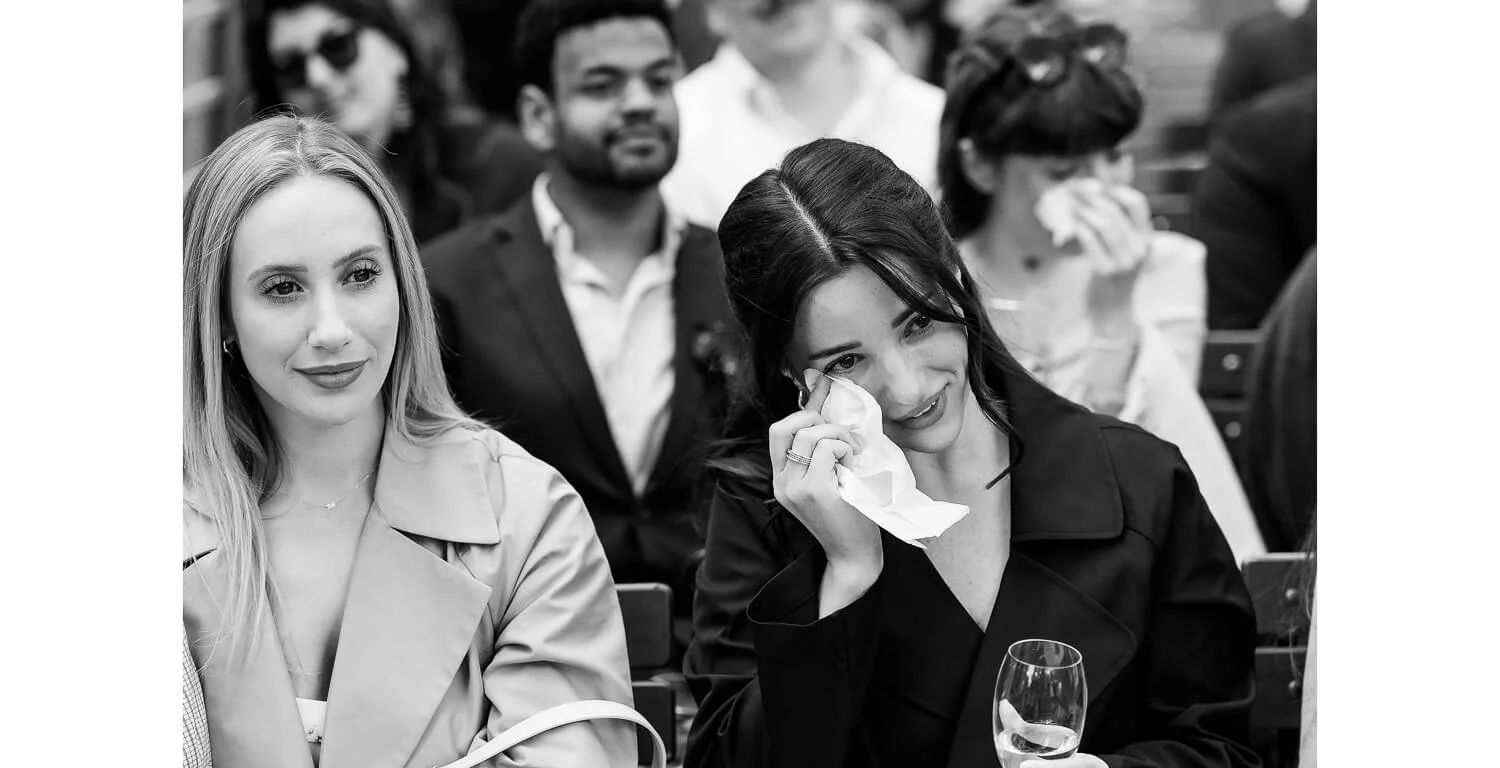 Emotionale Gäste während der freien Trauung auf der Terrasse der Gamsalm in Ehrwald, berührte Momente bei einer deutsch-amerikanischen Hochzeit in Tirol.