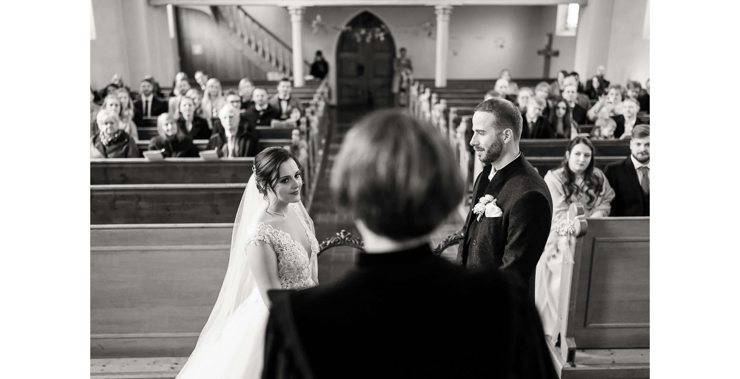 Hochzeit Bad Woerishofen Kirchliche Trauung Herbst Brautpaar Schwarz-Weiss