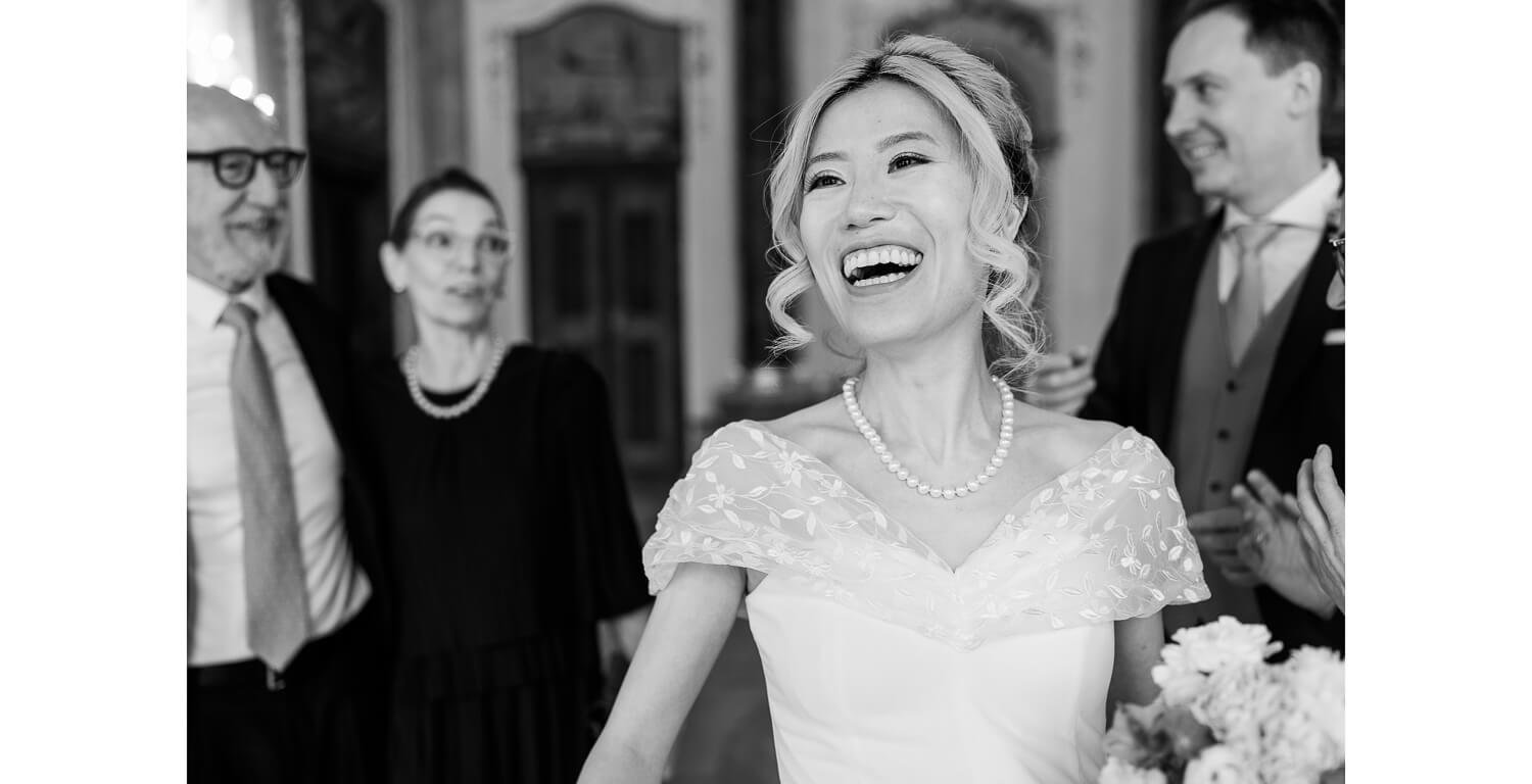 Braut im Kreis von Familie und Freunden im Kloster St. Mang in Füssen