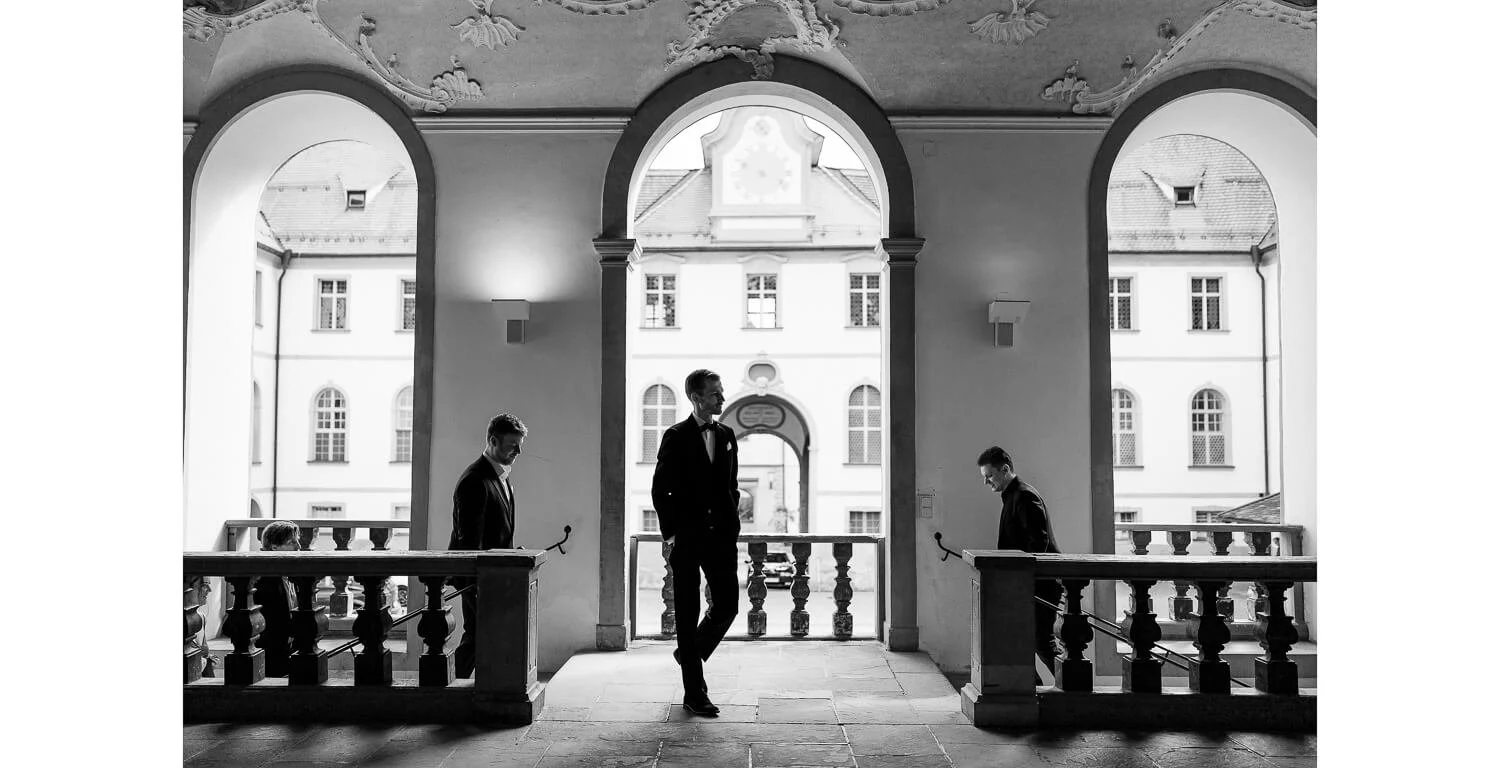 Bräutigam im Kreuzgang des Barockklosters St. Mang in Füssen vor der standesamtlichen Trauung