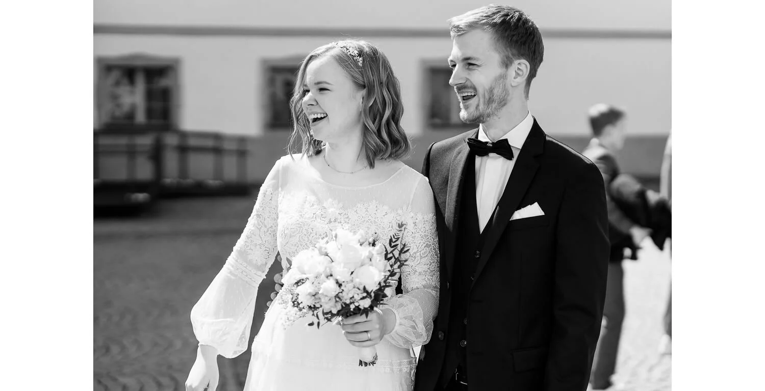 Glückliches Brautpaar nach der standesamtlichen Trauung im Kloster St. Mang in Füssen