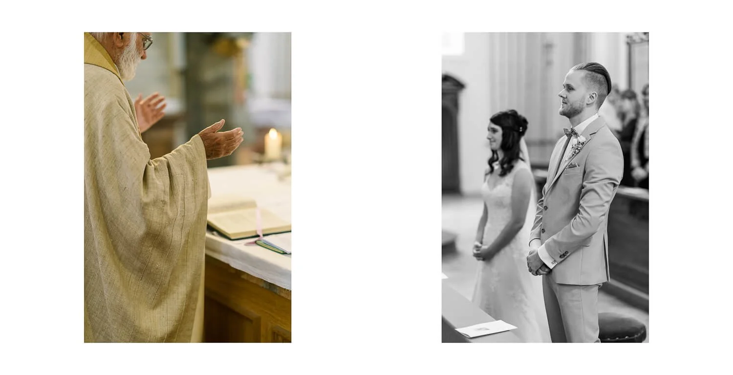 Priester spricht den Segen während der kirchlichen Trauung im Kloster Irsee, Braut und Bräutigam stehen nebeneinander vor dem Altar.