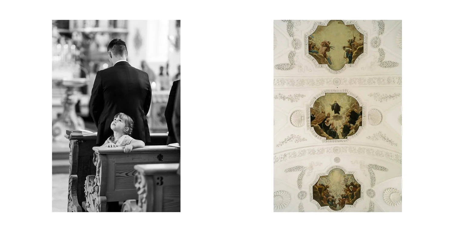 Schwarz-weiß Aufnahme eines kleinen Kindes, das während der kirchlichen Hochzeit im Kloster Irsee über die Kirchenbank nach oben blickt, kombiniert mit einer Detailansicht der reich verzierten Deckenfresken der Klosterkirche.