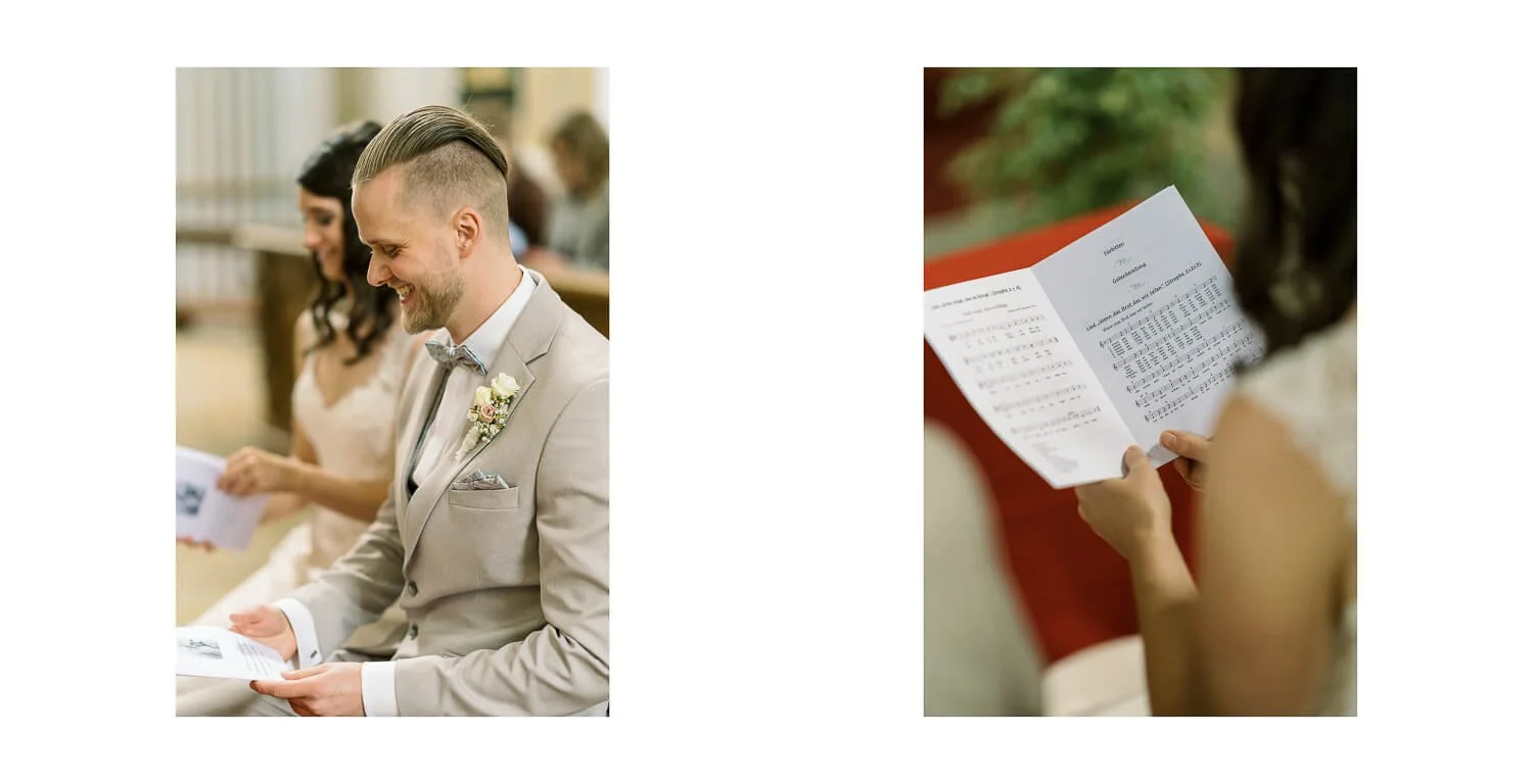 Das Brautpaar sitzt während der kirchlichen Trauung im Kloster Irsee nebeneinander und liest lächelnd aus dem Kirchenheft, gezeigt in einer Kombination aus Portraitaufnahme des Bräutigams und einer Detailansicht der Hände der Braut mit Liedblatt.