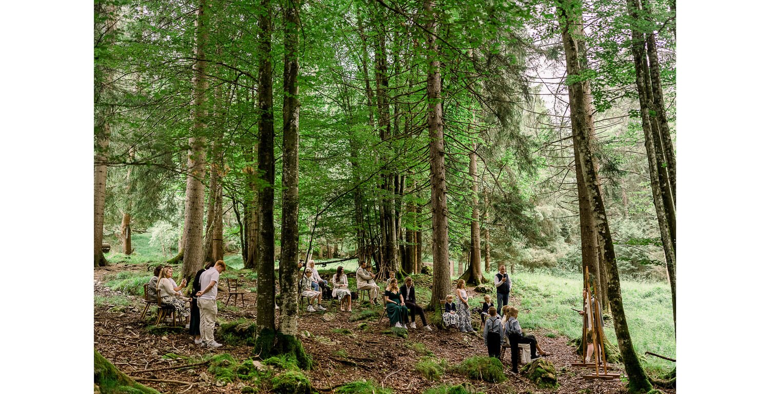 Freie Trauung im Wald in Grainau mit Gästen und Kindern zwischen hohen Bäumen