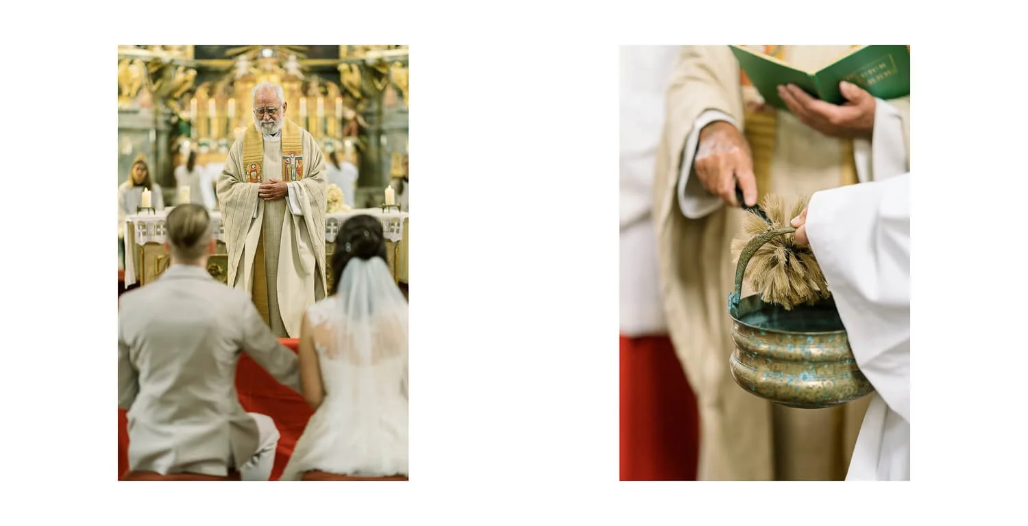 Kirchliche Trauung im Kloster Irsee: Brautpaar kniet vor dem Altar, der Priester spricht den Segen; Detailaufnahme des Hochzeitsrituals mit Weihwasserkessel und Aspergill während der Zeremonie.