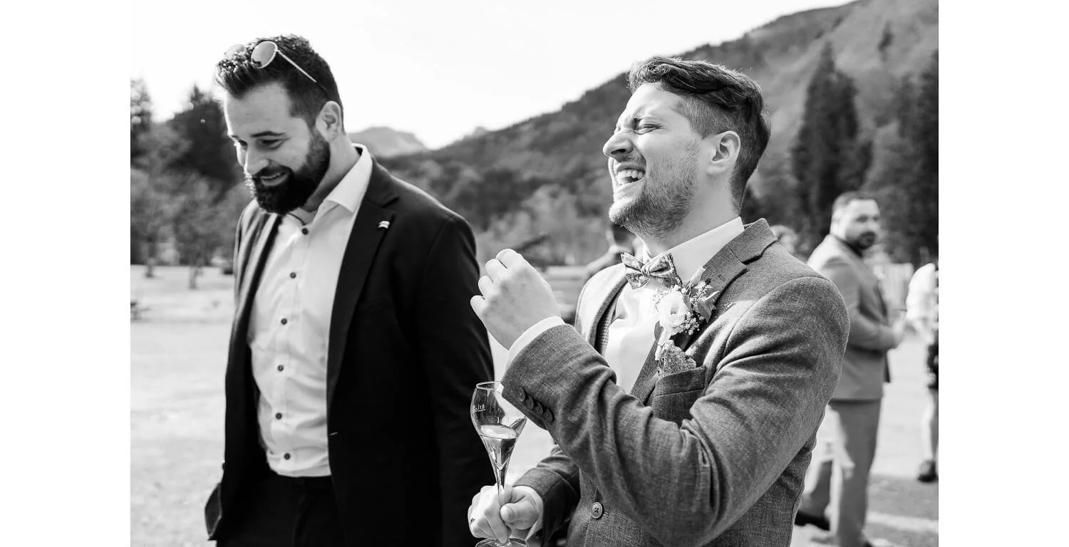 Bräutigam lacht bei der Hochzeitsfeier im Schanzenwirt in Oberstdorf