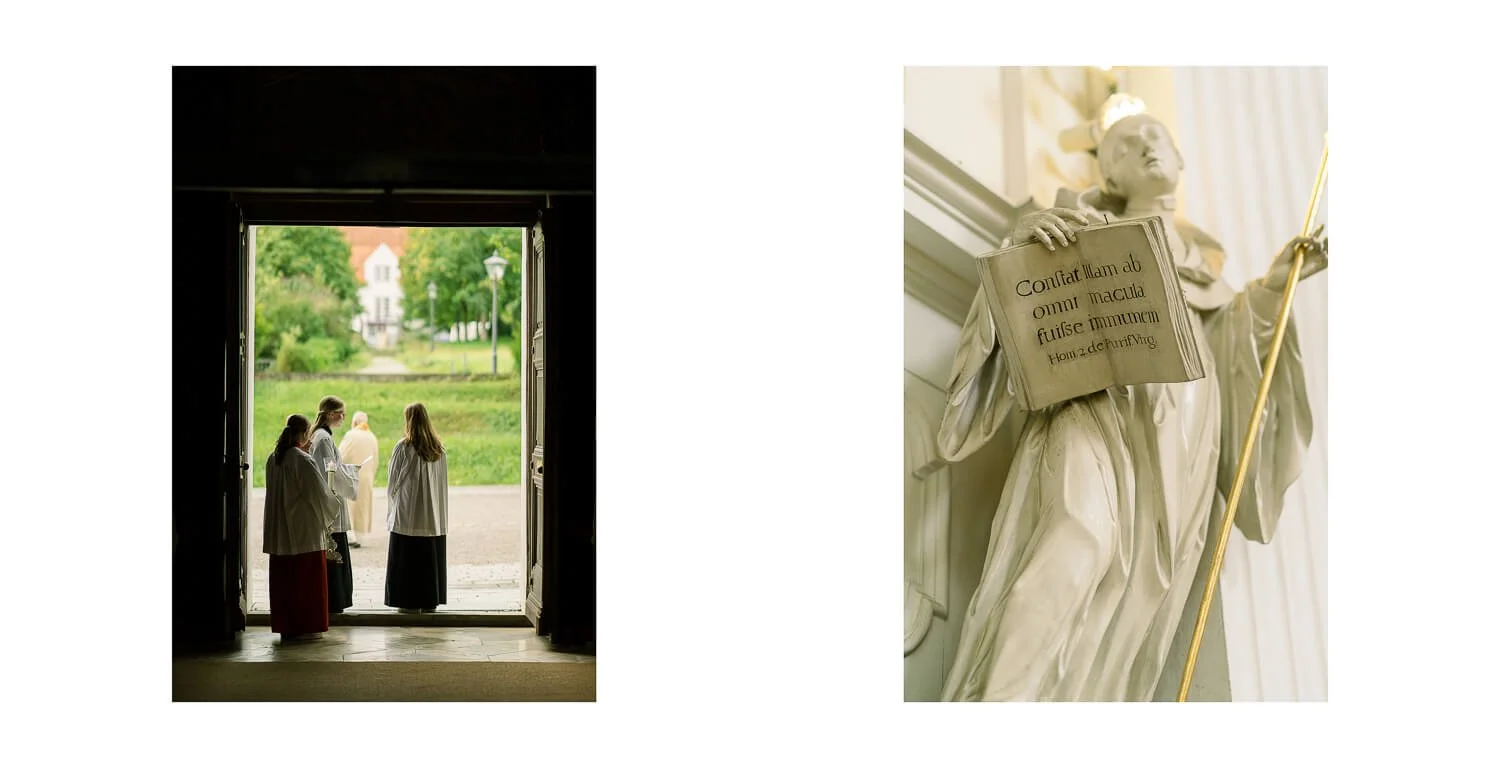 Blick aus dem dunklen Kirchenraum des Klosters Irsee nach draußen mit Geistlichen am Eingang sowie Detail einer barocken Kirchenstatue mit Buch im Innenraum.