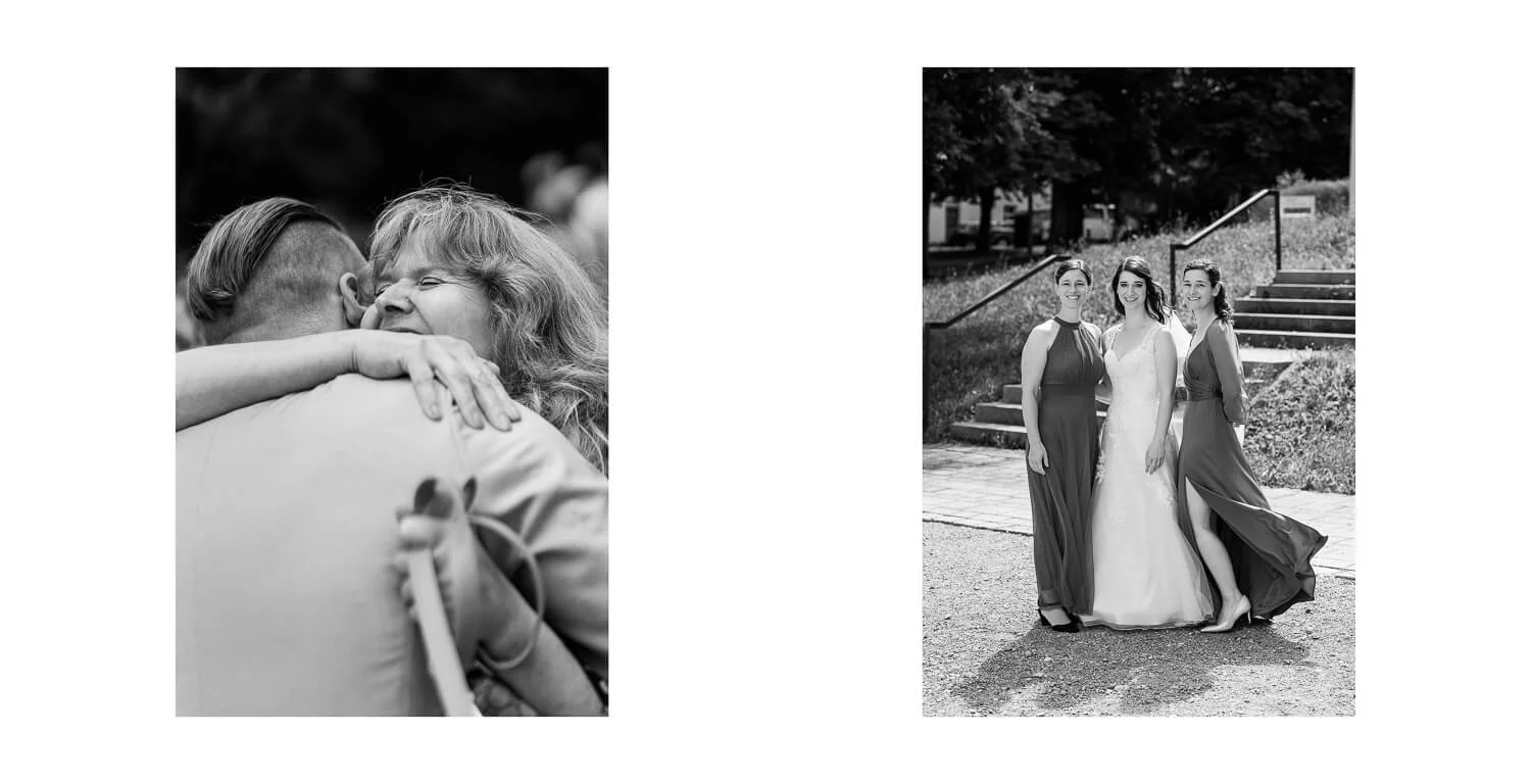 Emotionale Umarmung nach der kirchlichen Trauung im Kloster Irsee, Braut mit zwei Begleiterinnen bei einem Gruppenporträt im Außenbereich