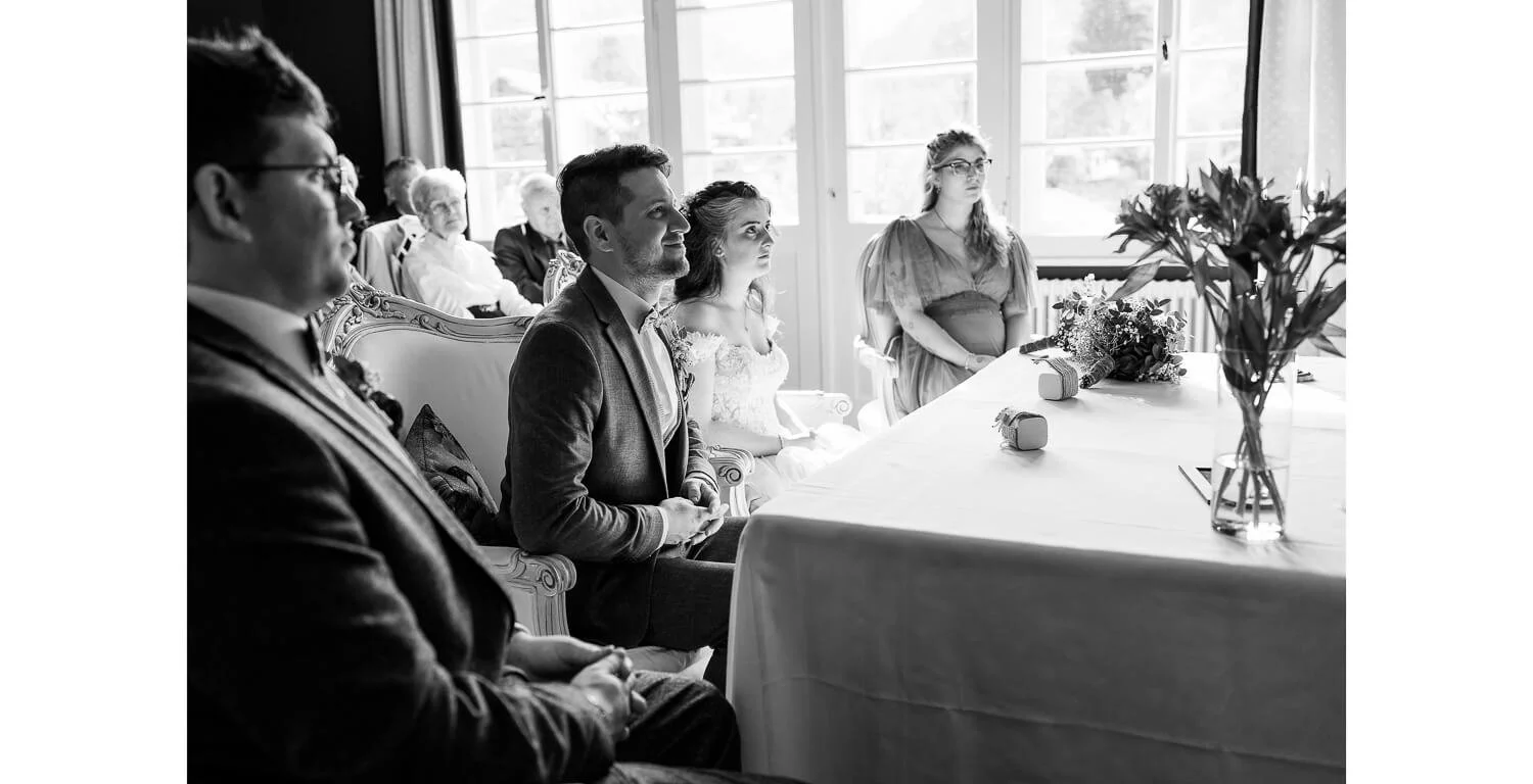 Braut und Bräutigam während der Trauung im Königlichen Jagdhaus in Oberstdorf