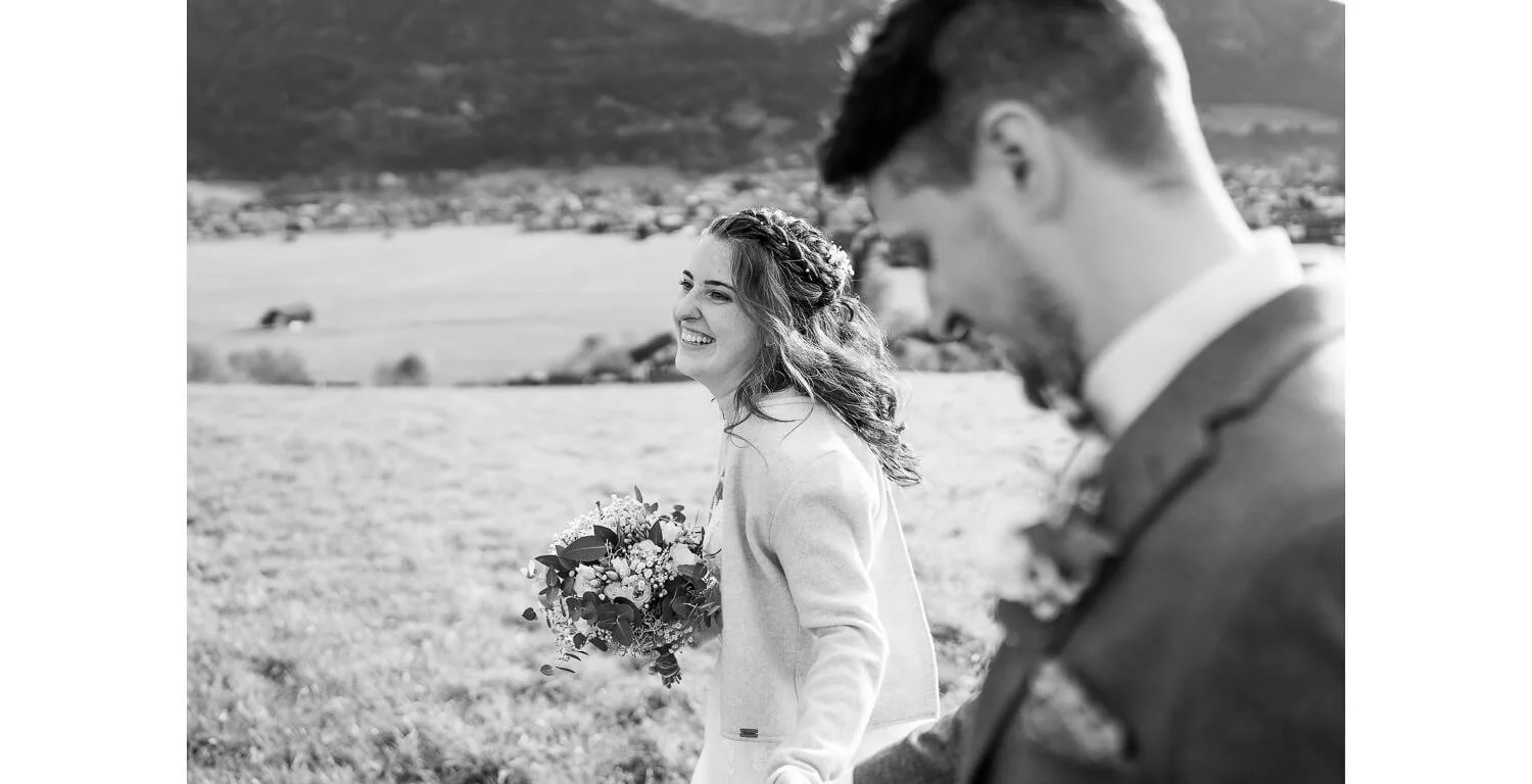 Braut beim First Look vor der Bergkulisse in Oberstdorf