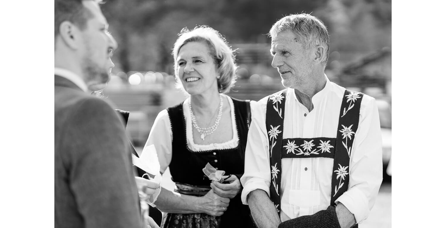 Hochzeitsgäste in Tracht bei einer Hochzeit in Oberstdorf