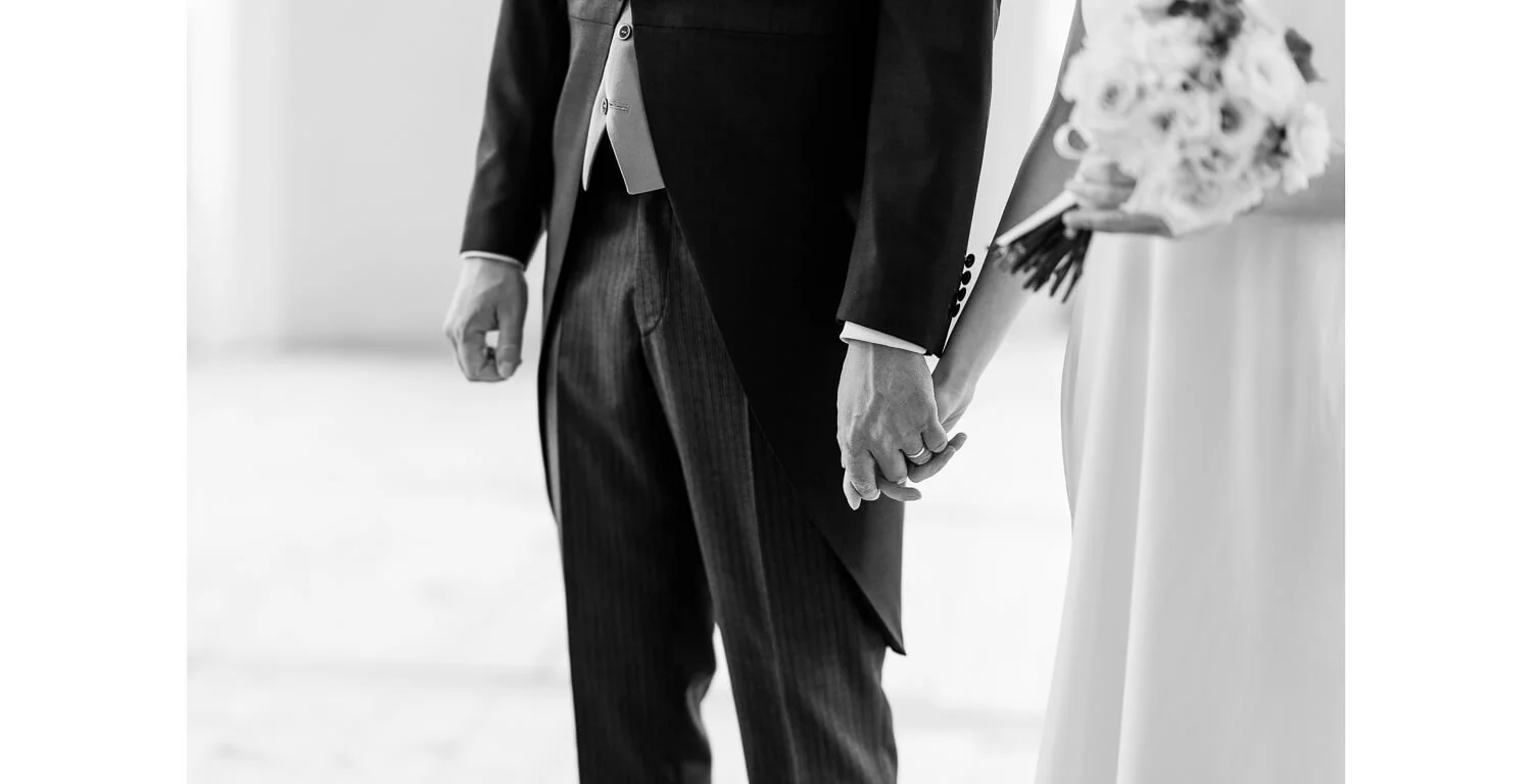 Detailaufnahme von Braut und Bräutigam Hand in Hand bei Paarfotos im Kloster St. Mang in Füssen