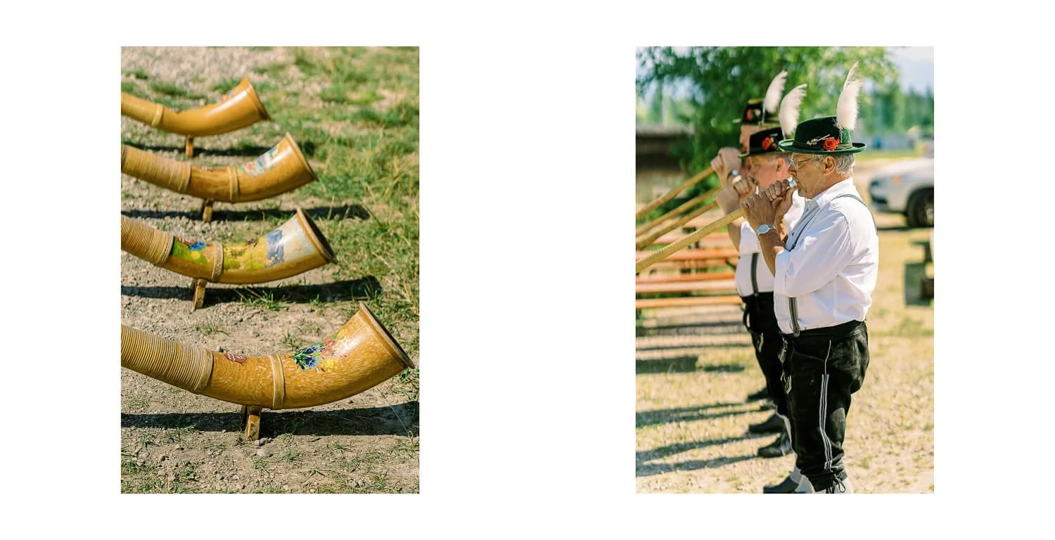 Alphörner und Alphornbläser in Tracht bei der standesamtlichen Hochzeit auf dem Floß in Lechbruck am See