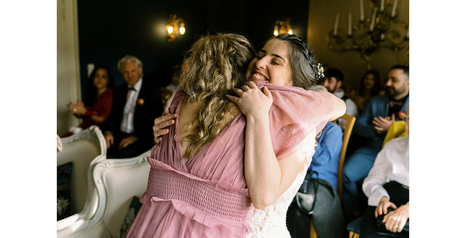 Umarmung nach der Trauung im Blauen Saal des Königlichen Jagdhauses in Oberstdorf