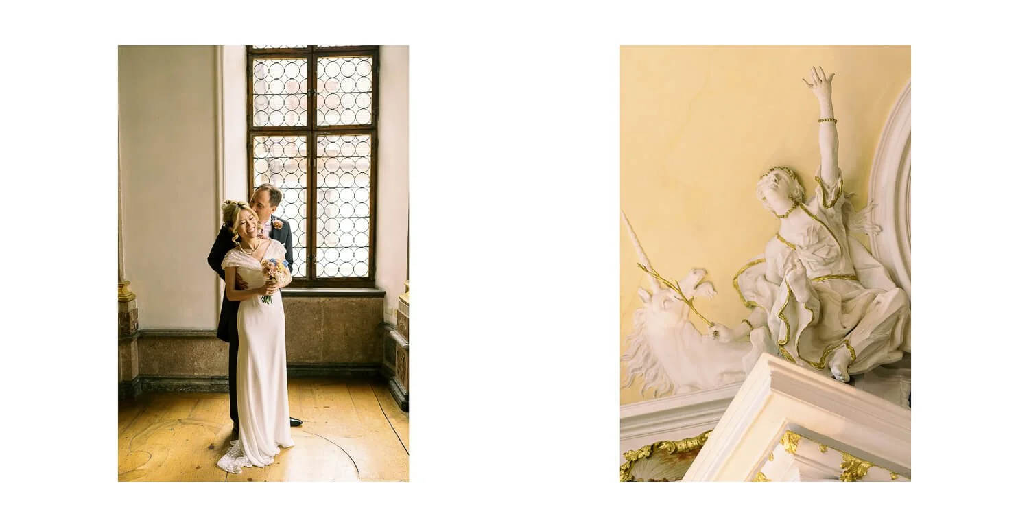 Braut und Bräutigam bei Paarfotos in der Bibliothek im Kloster St. Mang in Füssen, daneben eine Skulptur als architektonisches Detail