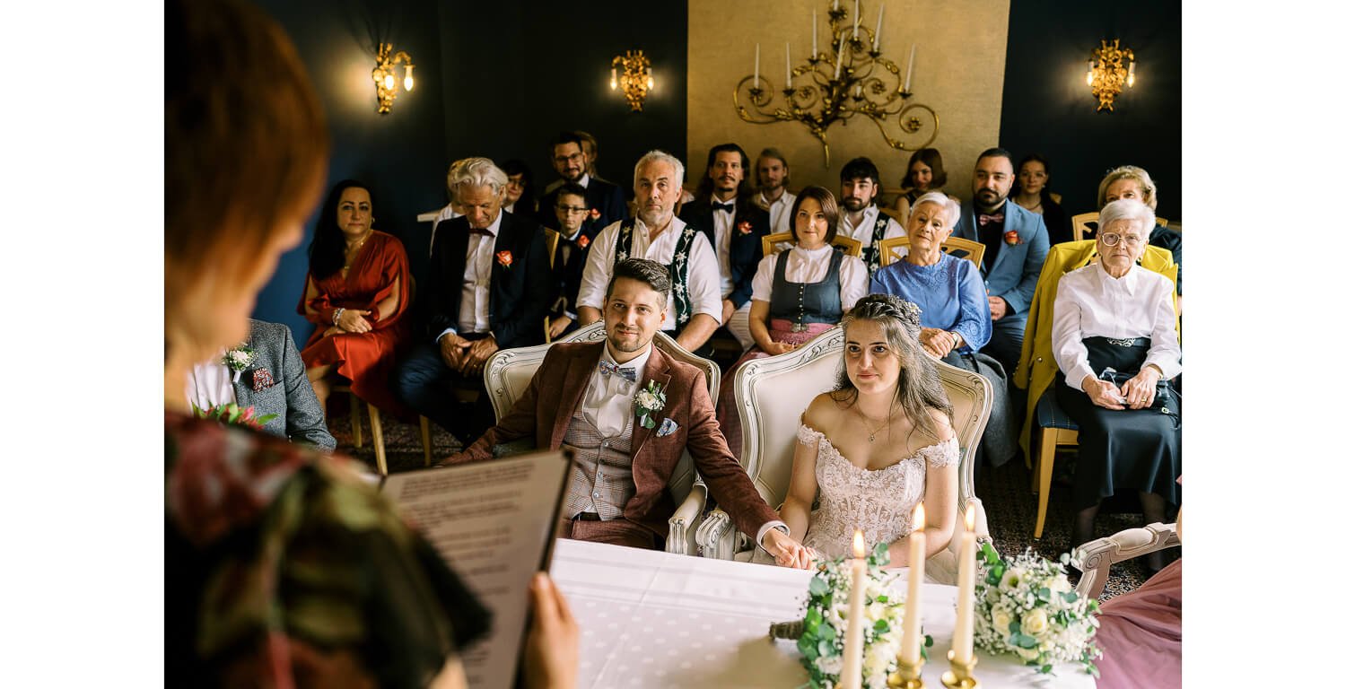 Standesamtliche Trauung im Blauen Saal des Königlichen Jagdhauses in Oberstdorf mit Brautpaar und Gästen