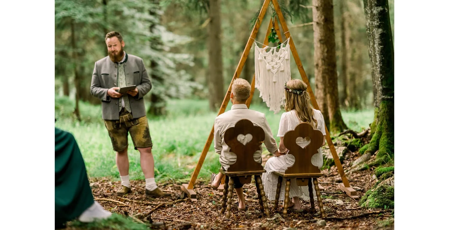 Freie Trauung im Wald in Grainau mit Trauredner und sitzendem Brautpaar